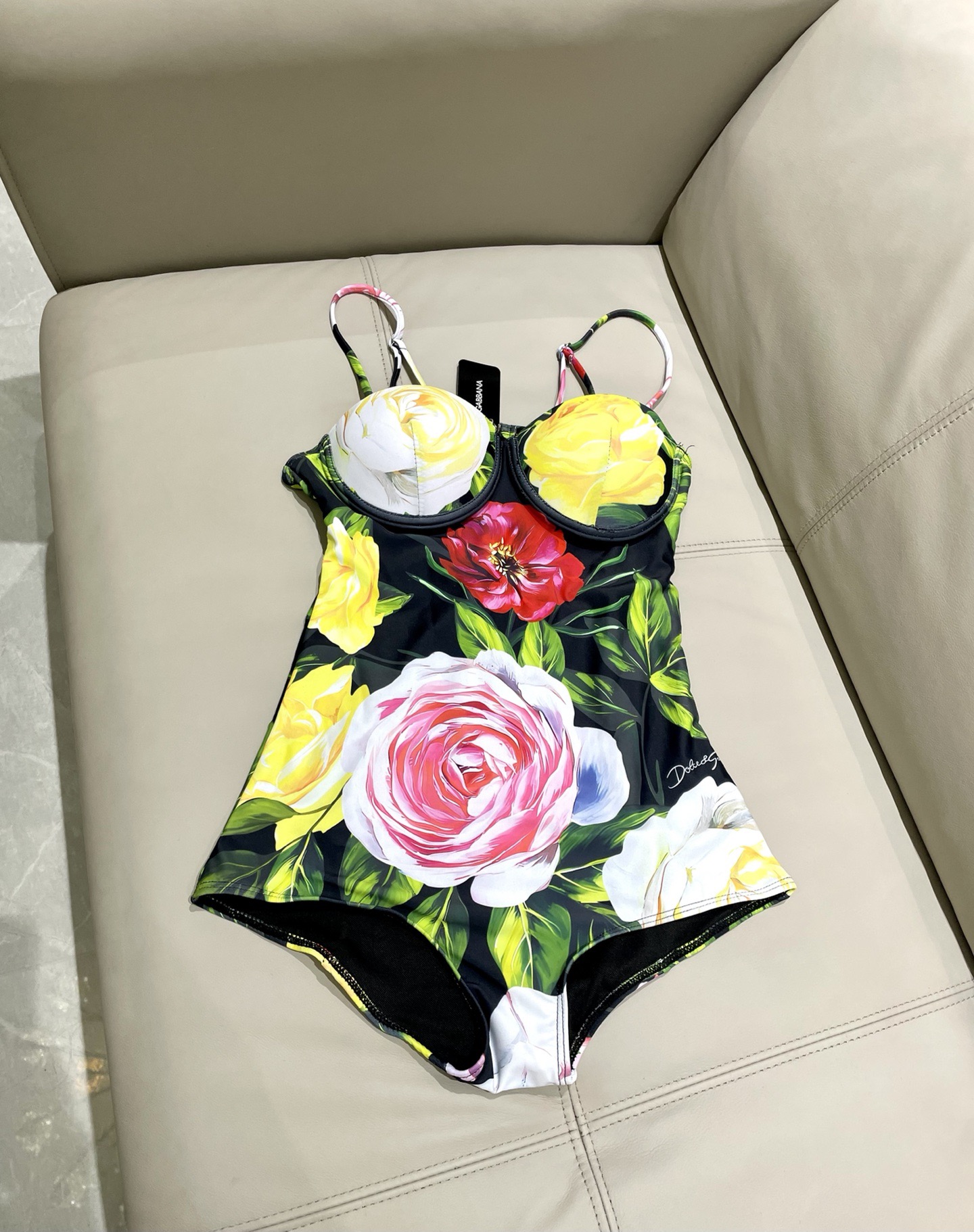 DG新款连体泳衣 字母印花 实物真的超级美😍😍适合多种场景的游泳衣🏊‍♀️海边 游泳池 温泉 水上乐园 