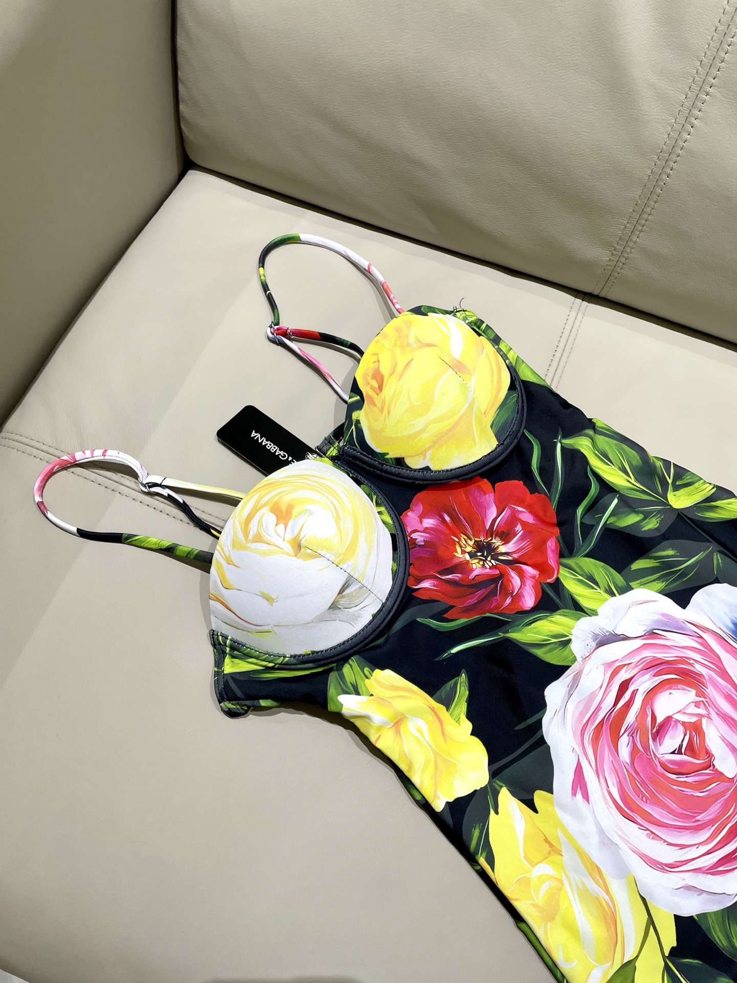 DG新款连体泳衣 字母印花 实物真的超级美😍😍适合多种场景的游泳衣🏊‍♀️海边 游泳池 温泉 水上乐园 