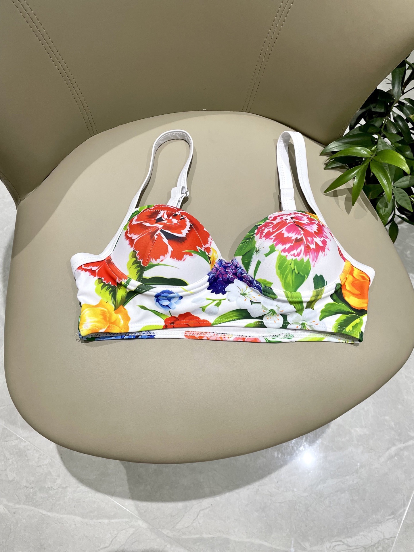 DG新款连体泳衣 字母印花 实物真的超级美😍😍适合多种场景的游泳衣🏊‍♀️海边 游泳池 温泉 水上乐园 