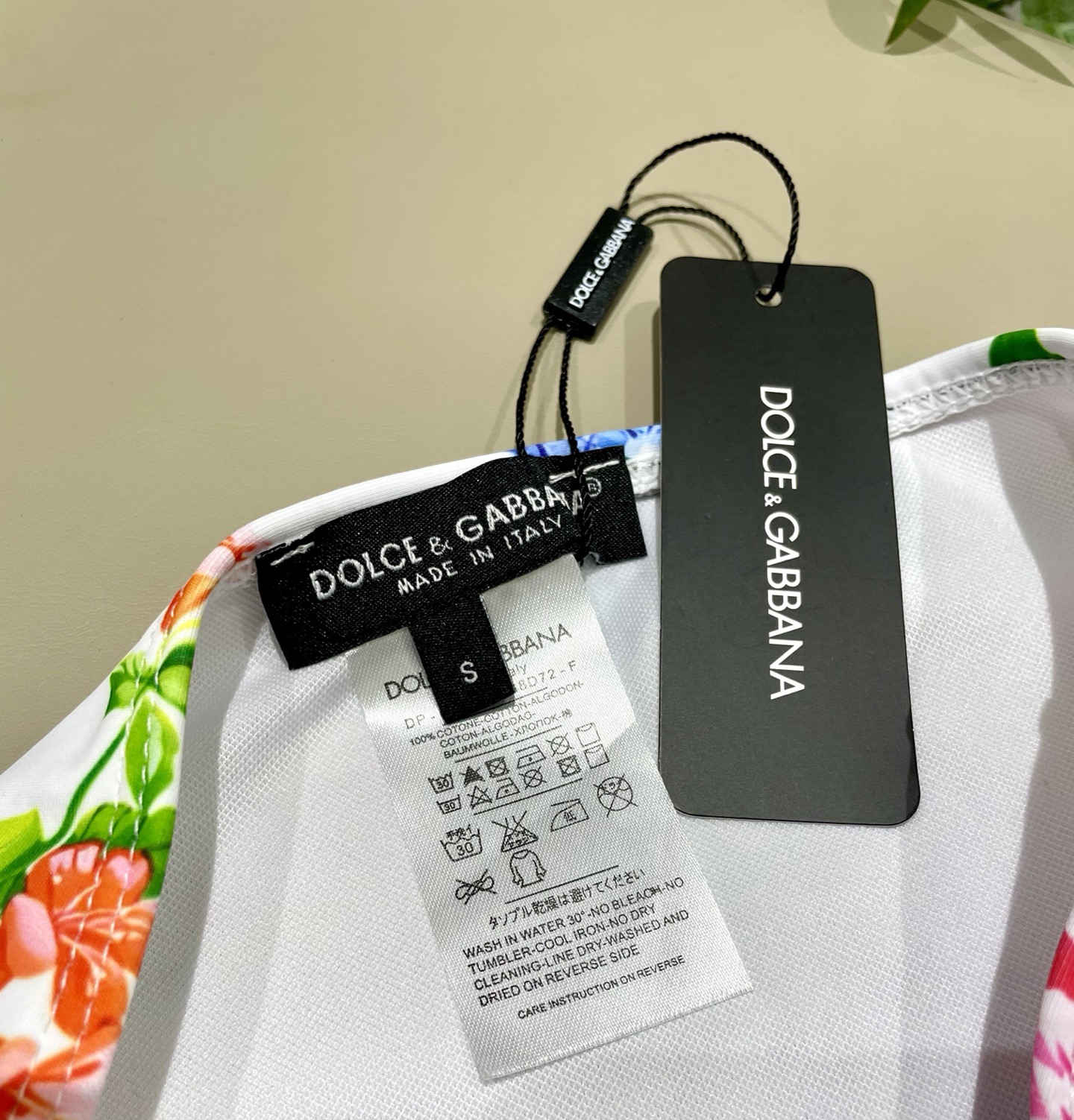 DG新款连体泳衣 字母印花 实物真的超级美😍😍适合多种场景的游泳衣🏊‍♀️海边 游泳池 温泉 水上乐园 