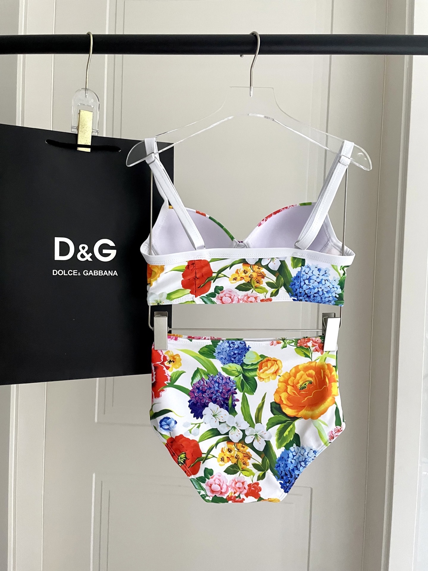 DG新款连体泳衣 字母印花 实物真的超级美😍😍适合多种场景的游泳衣🏊‍♀️海边 游泳池 温泉 水上乐园 