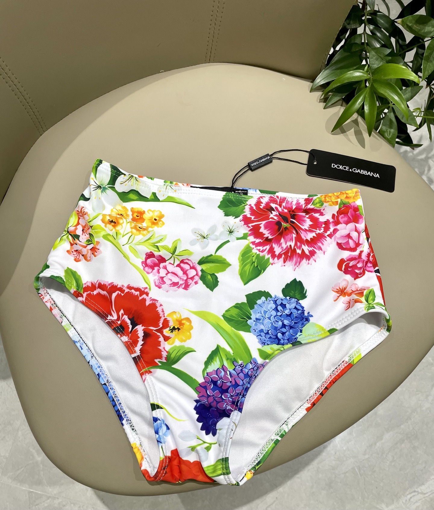 DG新款连体泳衣 字母印花 实物真的超级美😍😍适合多种场景的游泳衣🏊‍♀️海边 游泳池 温泉 水上乐园 