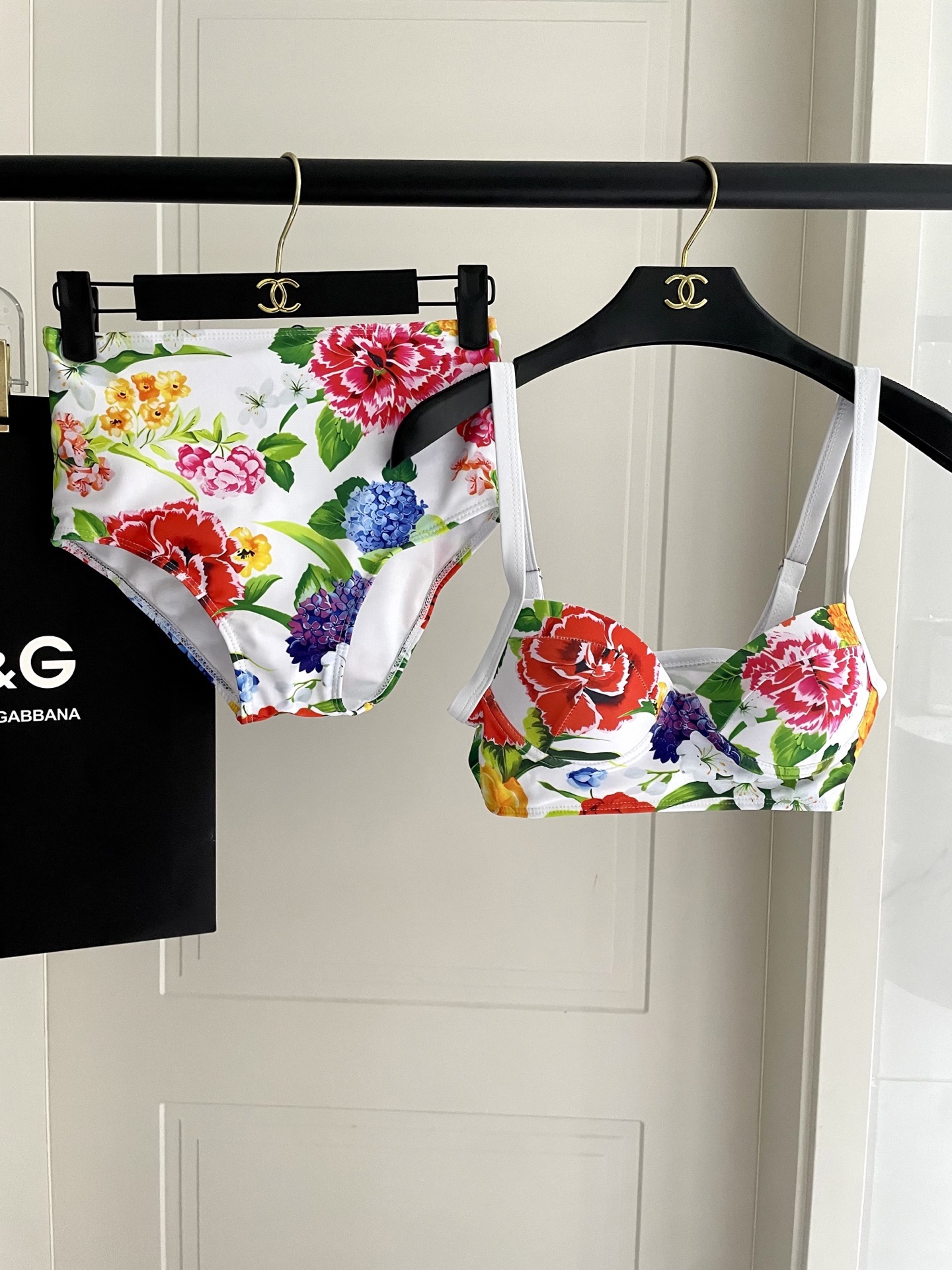 DG新款连体泳衣 字母印花 实物真的超级美😍😍适合多种场景的游泳衣🏊‍♀️海边 游泳池 温泉 水上乐园 