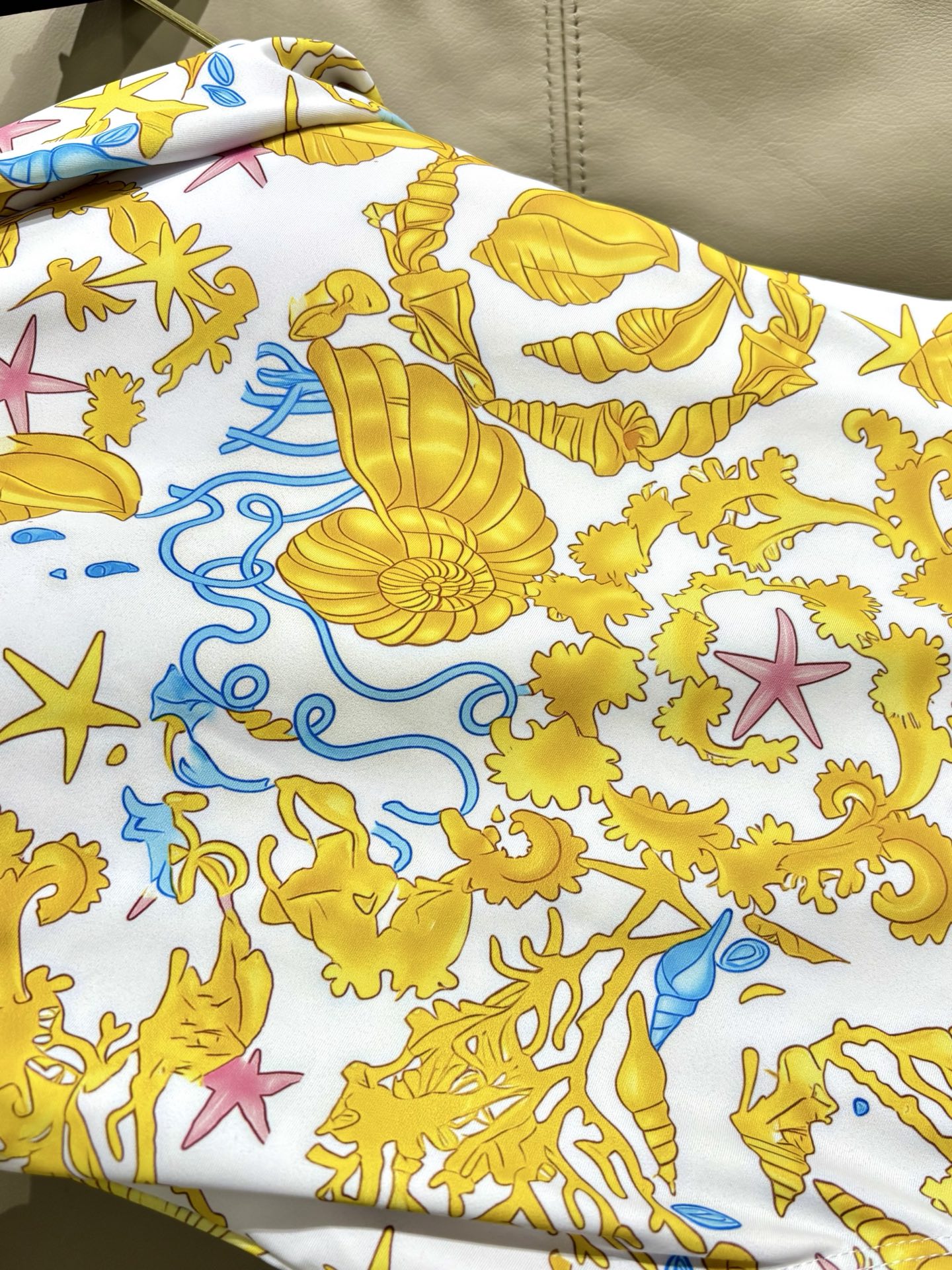 范思哲新款连体式泳衣👙❤️😍🥰适合多种场景的游泳衣🏊‍♀️海边 游泳池 温泉 水上乐园 漂流都可以😌内搭