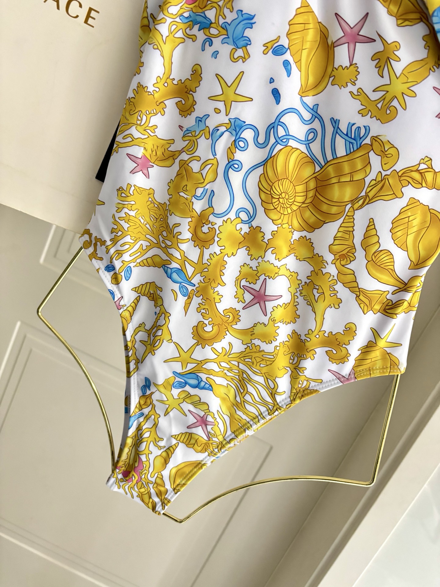 范思哲新款连体式泳衣👙❤️😍🥰适合多种场景的游泳衣🏊‍♀️海边 游泳池 温泉 水上乐园 漂流都可以😌内搭