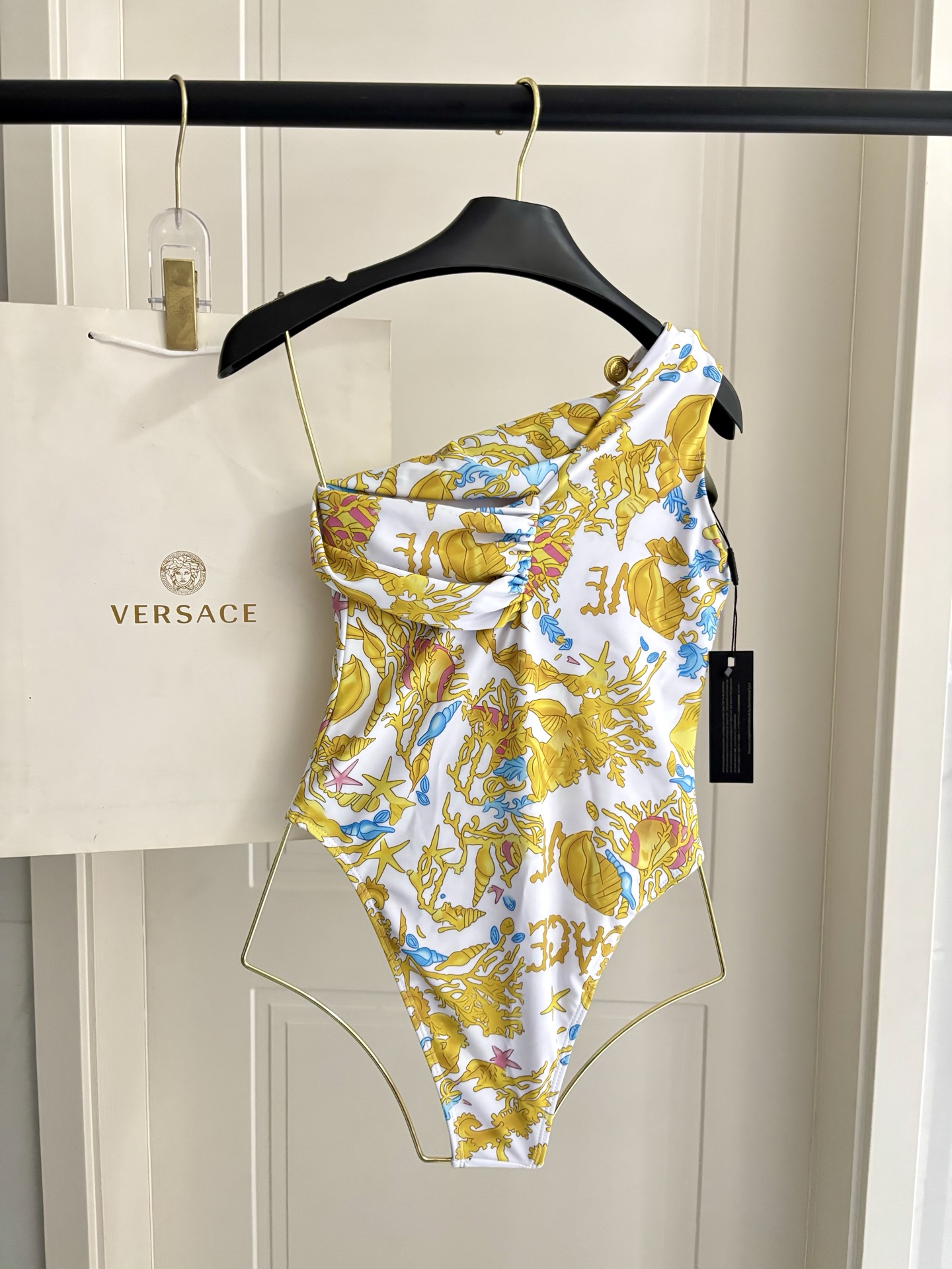 范思哲新款连体式泳衣👙❤️😍🥰适合多种场景的游泳衣🏊‍♀️海边 游泳池 温泉 水上乐园 漂流都可以😌内搭