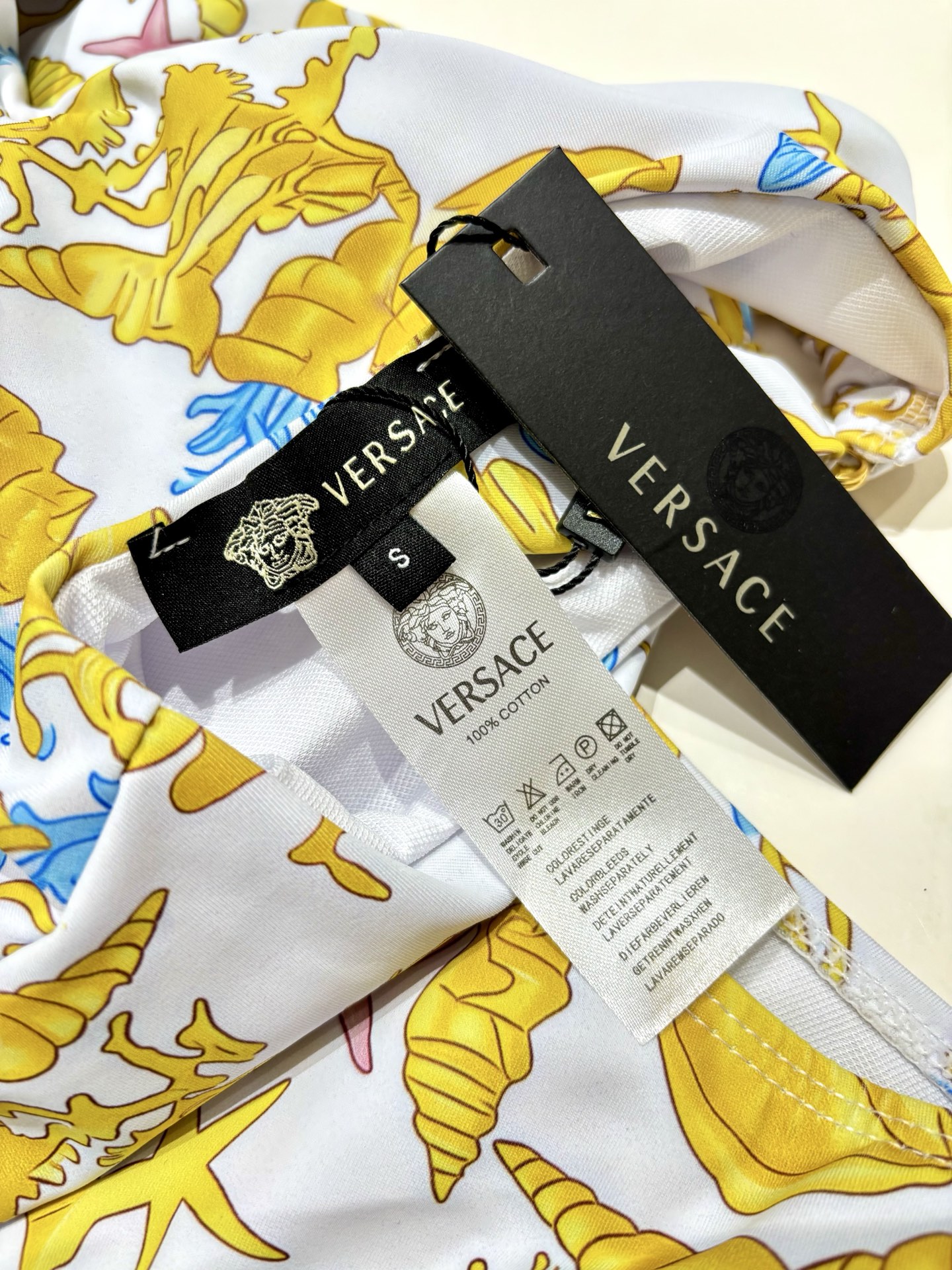 范思哲新款连体式泳衣👙❤️😍🥰适合多种场景的游泳衣🏊‍♀️海边 游泳池 温泉 水上乐园 漂流都可以😌内搭