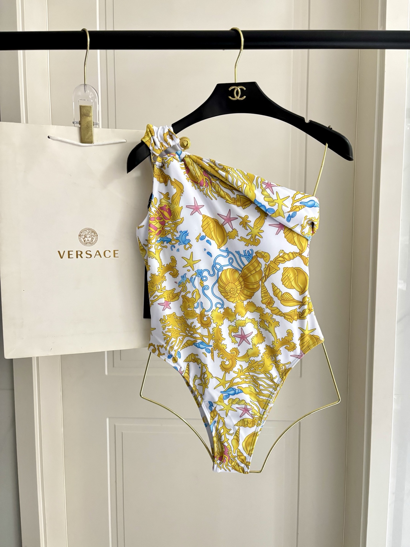 范思哲新款连体式泳衣👙❤️😍🥰适合多种场景的游泳衣🏊‍♀️海边 游泳池 温泉 水上乐园 漂流都可以😌内搭