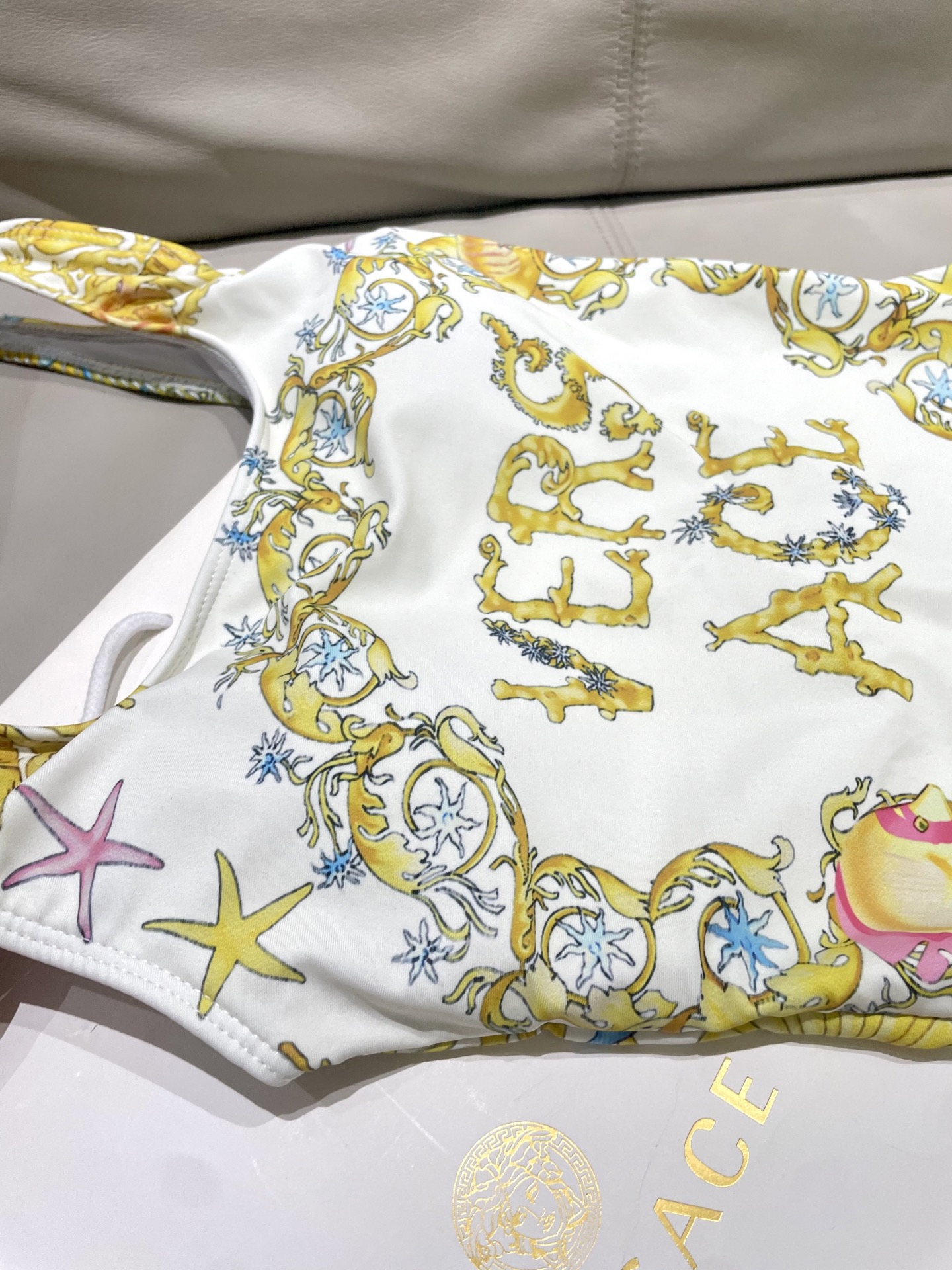 范思哲新款连体泳衣😍🥰适合多种场景的游泳衣🏊‍♀️海边 游泳池 温泉 水上乐园 漂流都可以😌内搭也完全可