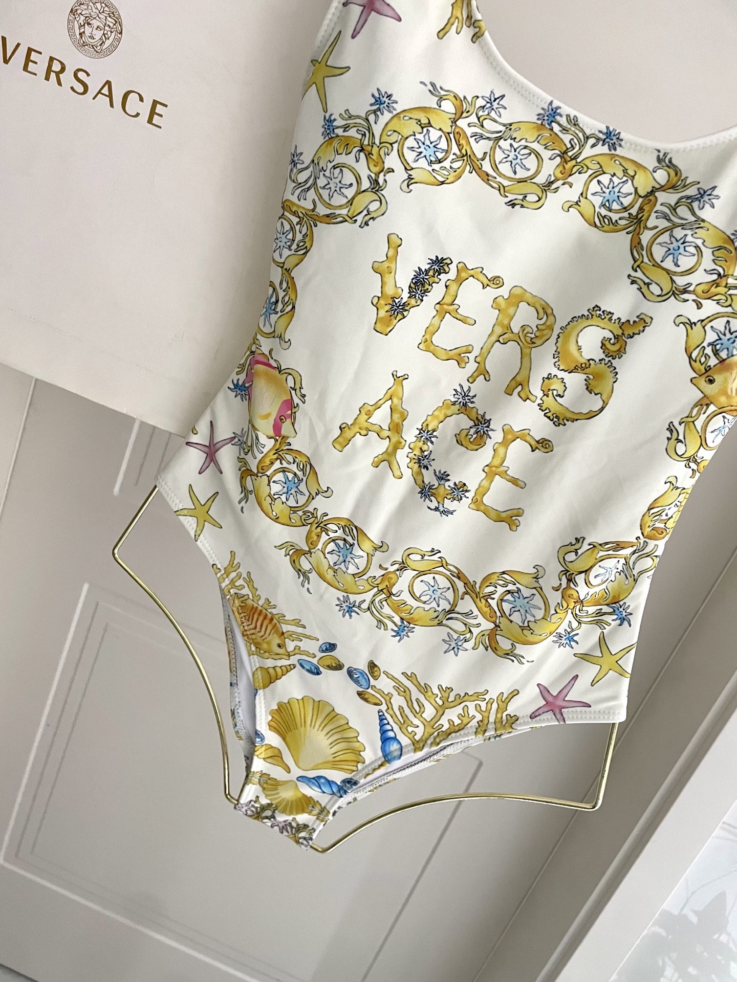 范思哲新款连体泳衣😍🥰适合多种场景的游泳衣🏊‍♀️海边 游泳池 温泉 水上乐园 漂流都可以😌内搭也完全可