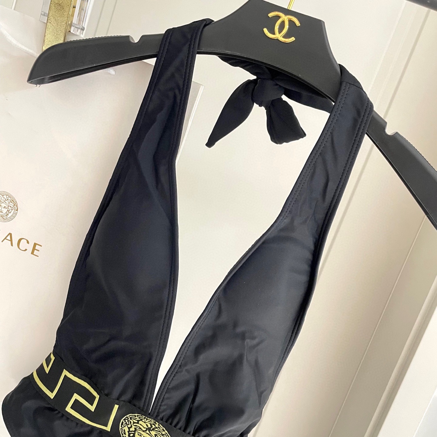 范思哲新款连体泳衣😍🥰适合多种场景的游泳衣🏊‍♀️海边 游泳池 温泉 水上乐园 漂流都可以😌内搭也完全可