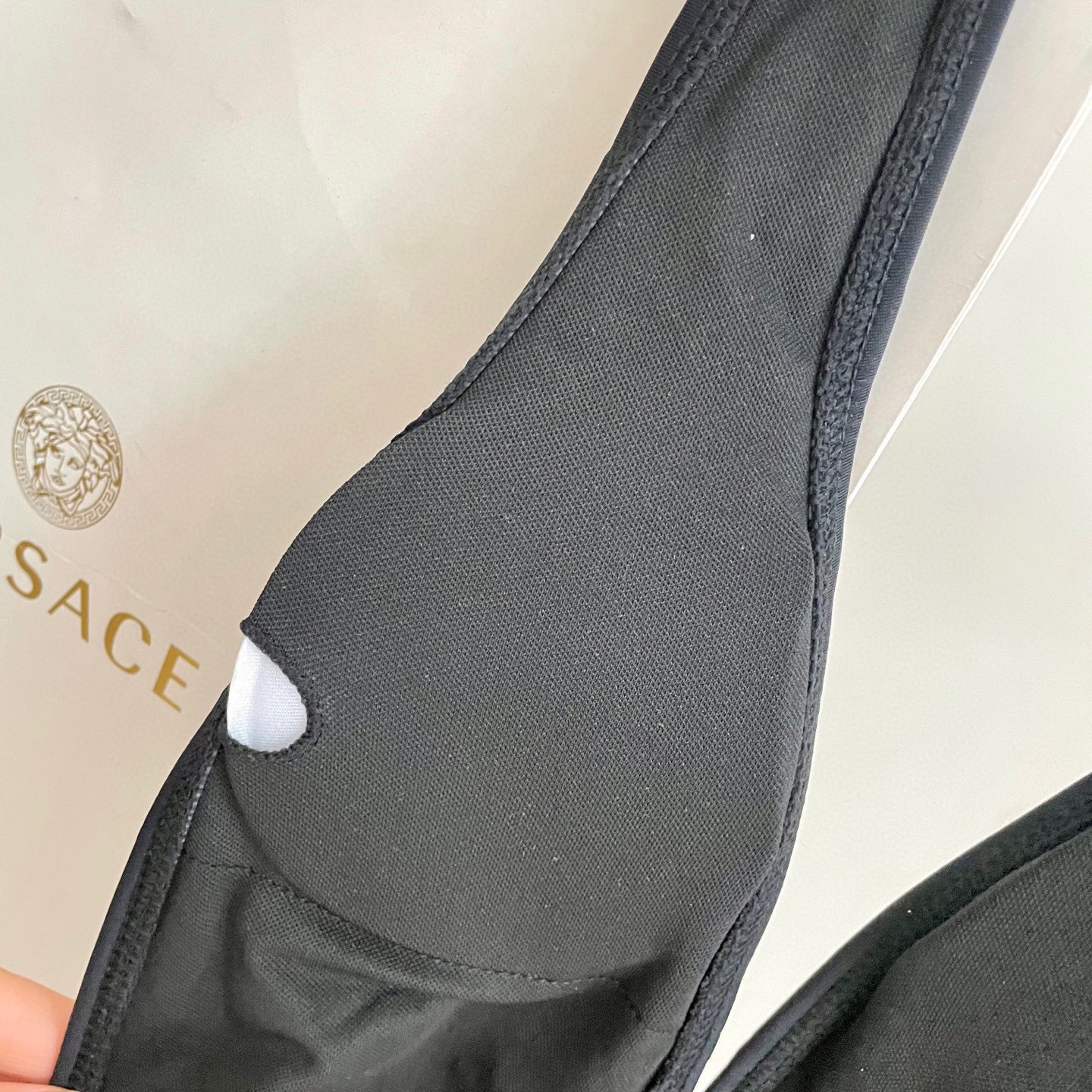 范思哲新款连体泳衣😍🥰适合多种场景的游泳衣🏊‍♀️海边 游泳池 温泉 水上乐园 漂流都可以😌内搭也完全可