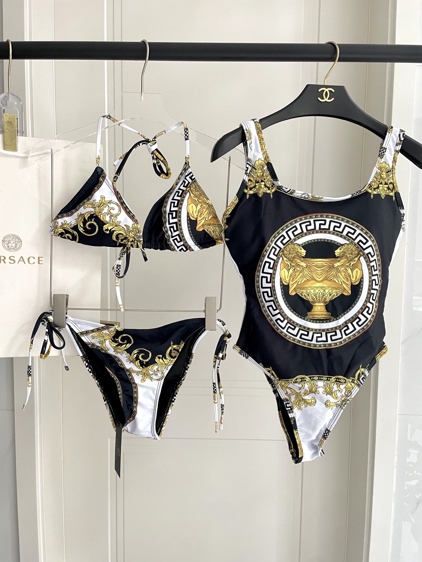 范思哲新款连体泳衣😍🥰适合多种场景的游泳衣🏊‍♀️海边 游泳池 温泉 水上乐园 漂流都可以😌内搭也完全可