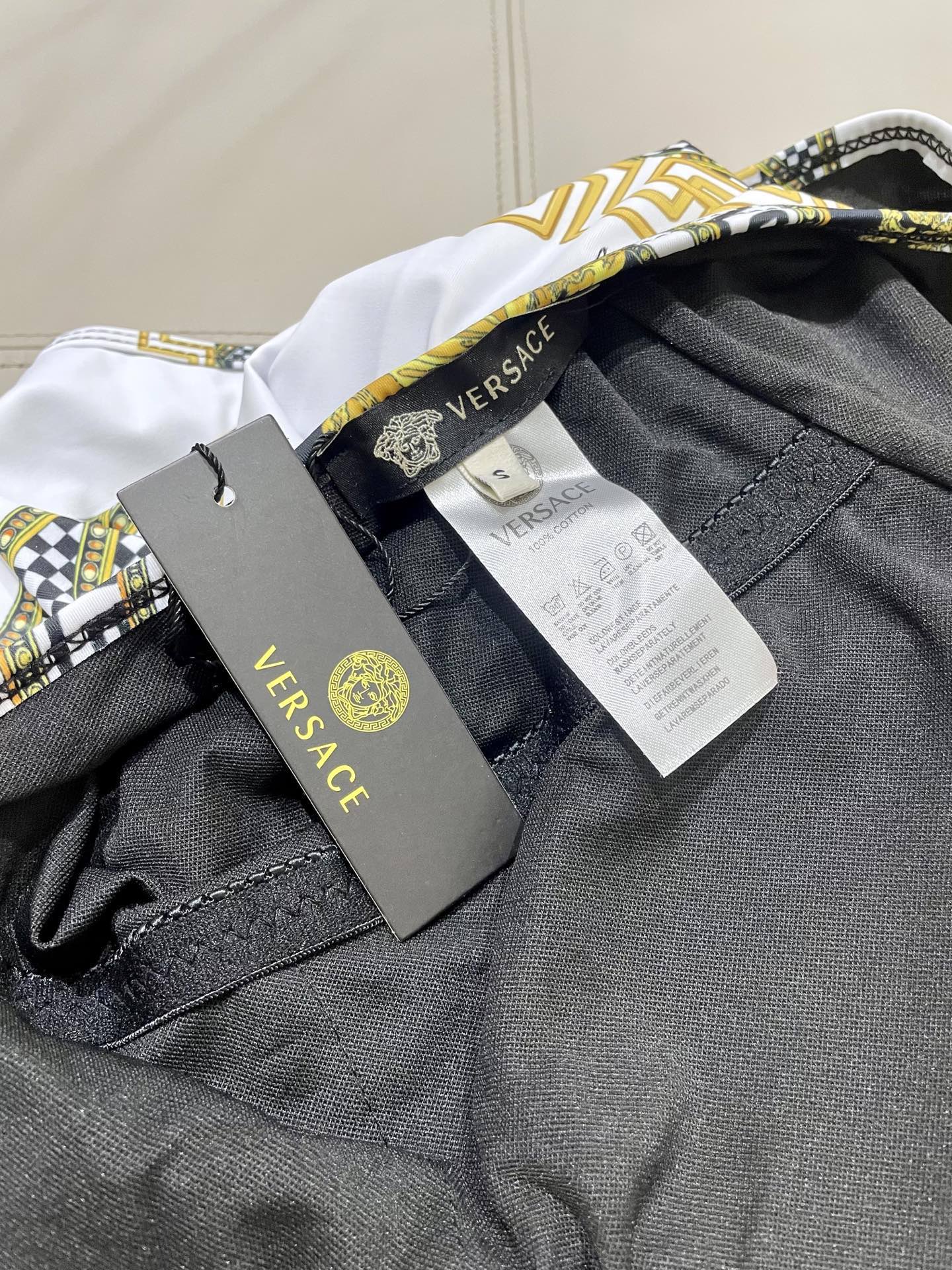 范思哲新款连体泳衣😍🥰适合多种场景的游泳衣🏊‍♀️海边 游泳池 温泉 水上乐园 漂流都可以😌内搭也完全可