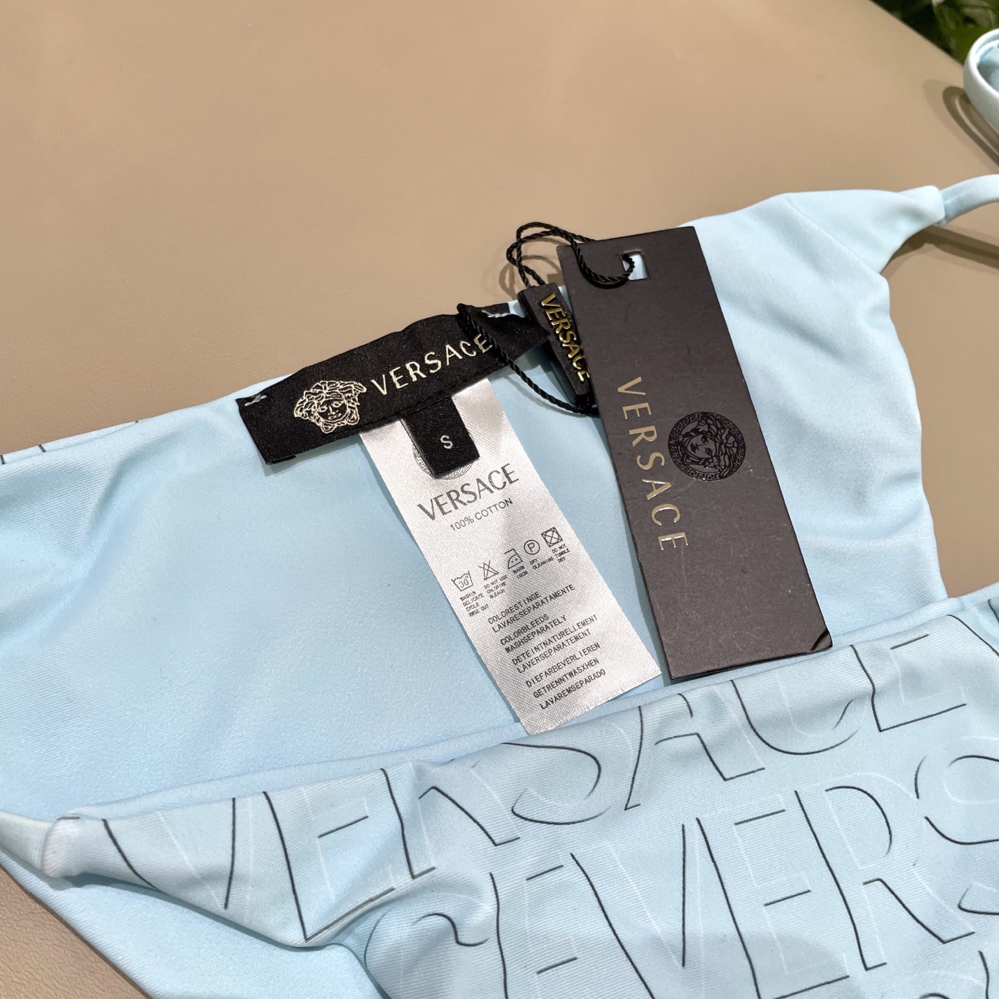 范思哲新款比基尼泳衣😍🥰适合多种场景的游泳衣🏊‍♀️海边 游泳池 温泉 水上乐园 漂流都可以😌内搭也完全