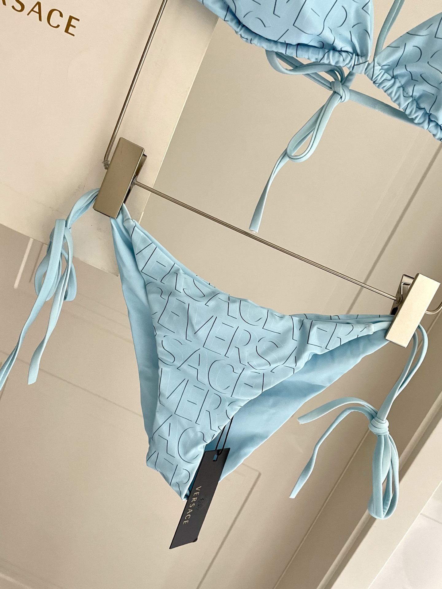 范思哲新款比基尼泳衣😍🥰适合多种场景的游泳衣🏊‍♀️海边 游泳池 温泉 水上乐园 漂流都可以😌内搭也完全