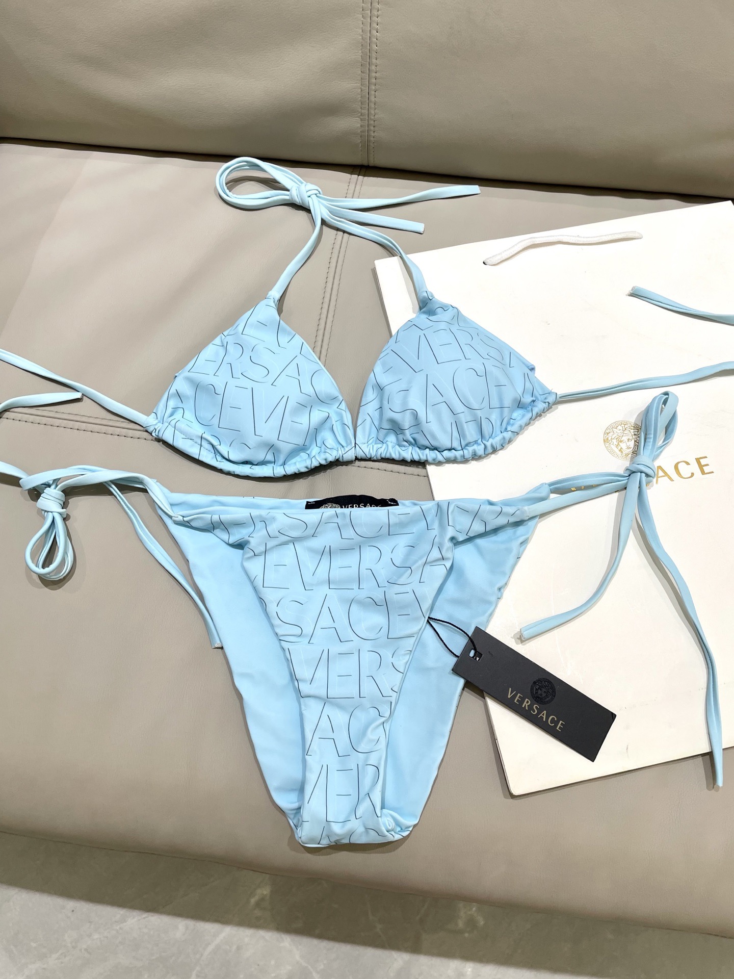 范思哲新款比基尼泳衣😍🥰适合多种场景的游泳衣🏊‍♀️海边 游泳池 温泉 水上乐园 漂流都可以😌内搭也完全