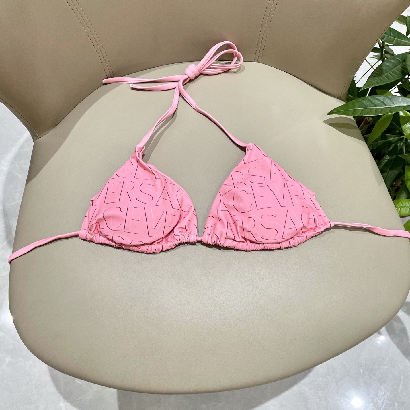 范思哲新款连体泳衣😍🥰适合多种场景的游泳衣🏊‍♀️海边 游泳池 温泉 水上乐园 漂流都可以😌内搭也完全可