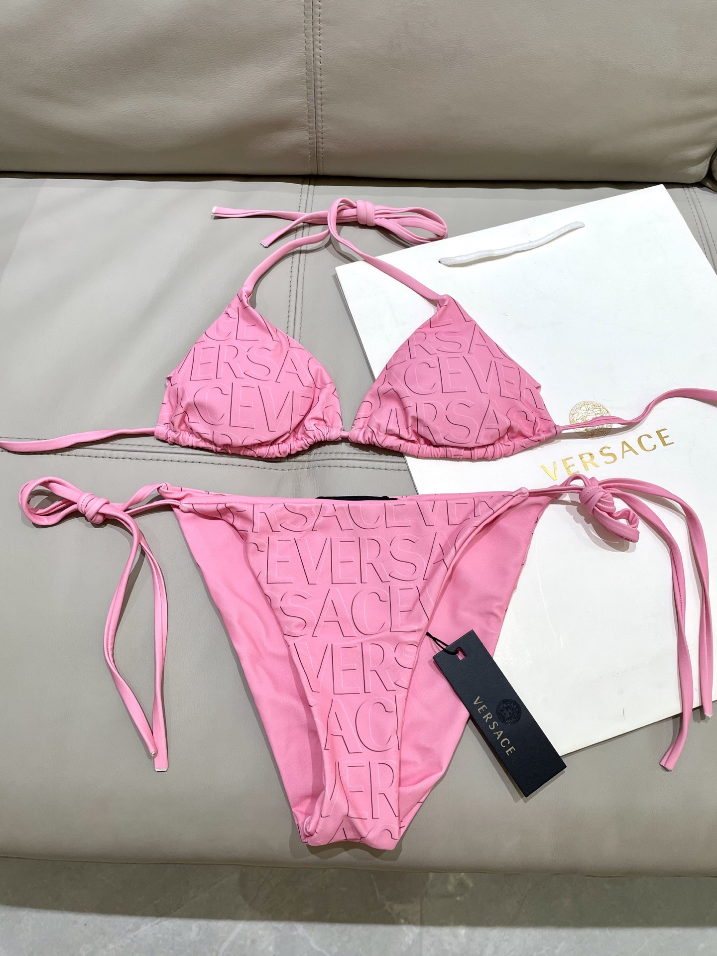 范思哲新款连体泳衣😍🥰适合多种场景的游泳衣🏊‍♀️海边 游泳池 温泉 水上乐园 漂流都可以😌内搭也完全可