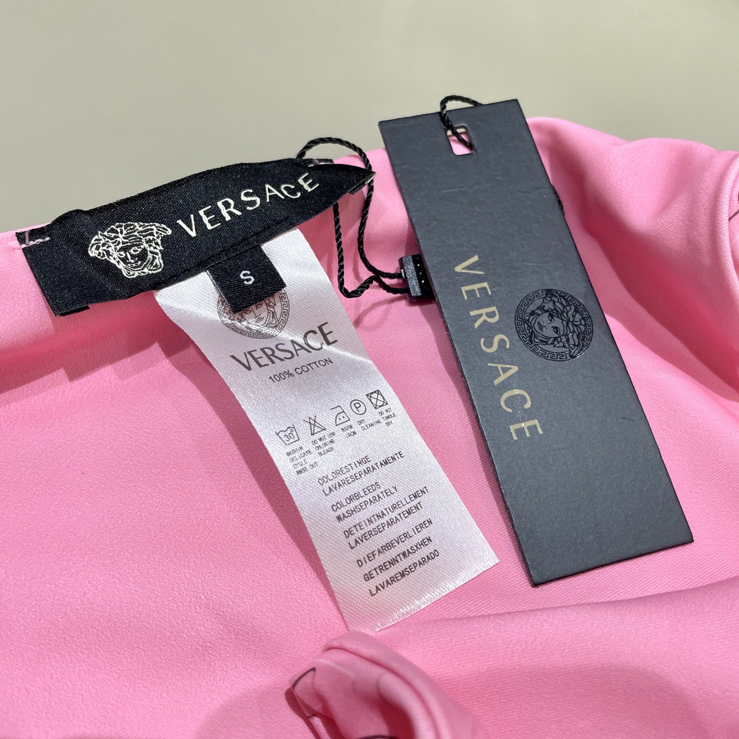 范思哲新款连体泳衣😍🥰适合多种场景的游泳衣🏊‍♀️海边 游泳池 温泉 水上乐园 漂流都可以😌内搭也完全可