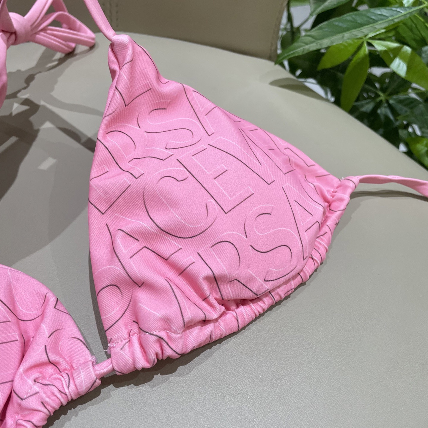 范思哲新款连体泳衣😍🥰适合多种场景的游泳衣🏊‍♀️海边 游泳池 温泉 水上乐园 漂流都可以😌内搭也完全可