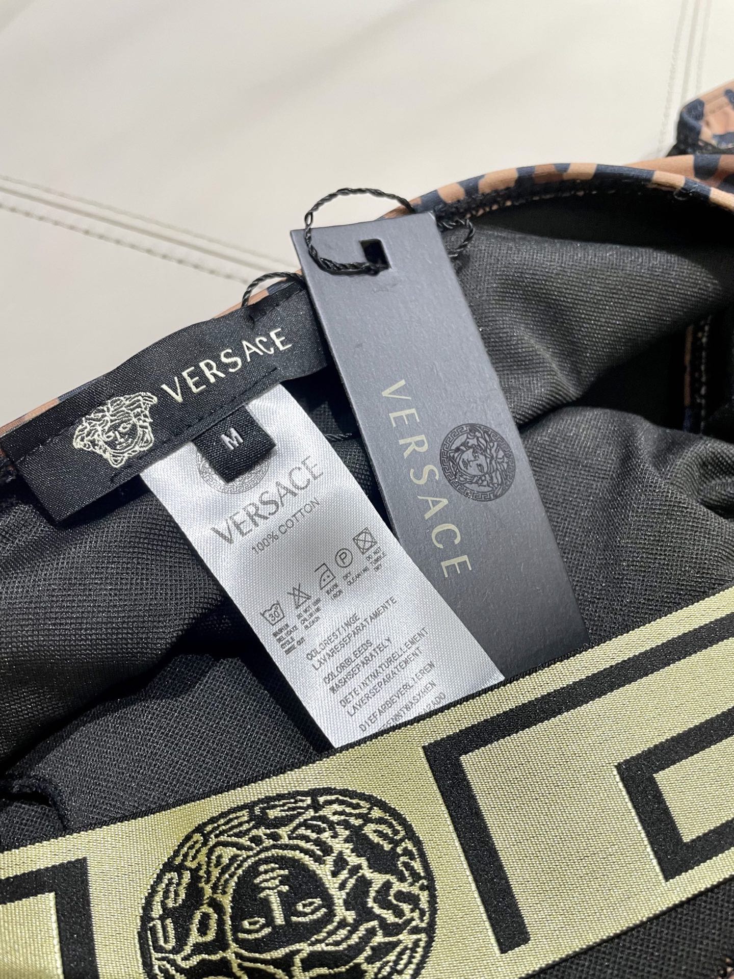 范思哲新款连体泳衣😍🥰适合多种场景的游泳衣🏊‍♀️海边 游泳池 温泉 水上乐园 漂流都可以😌内搭也完全可