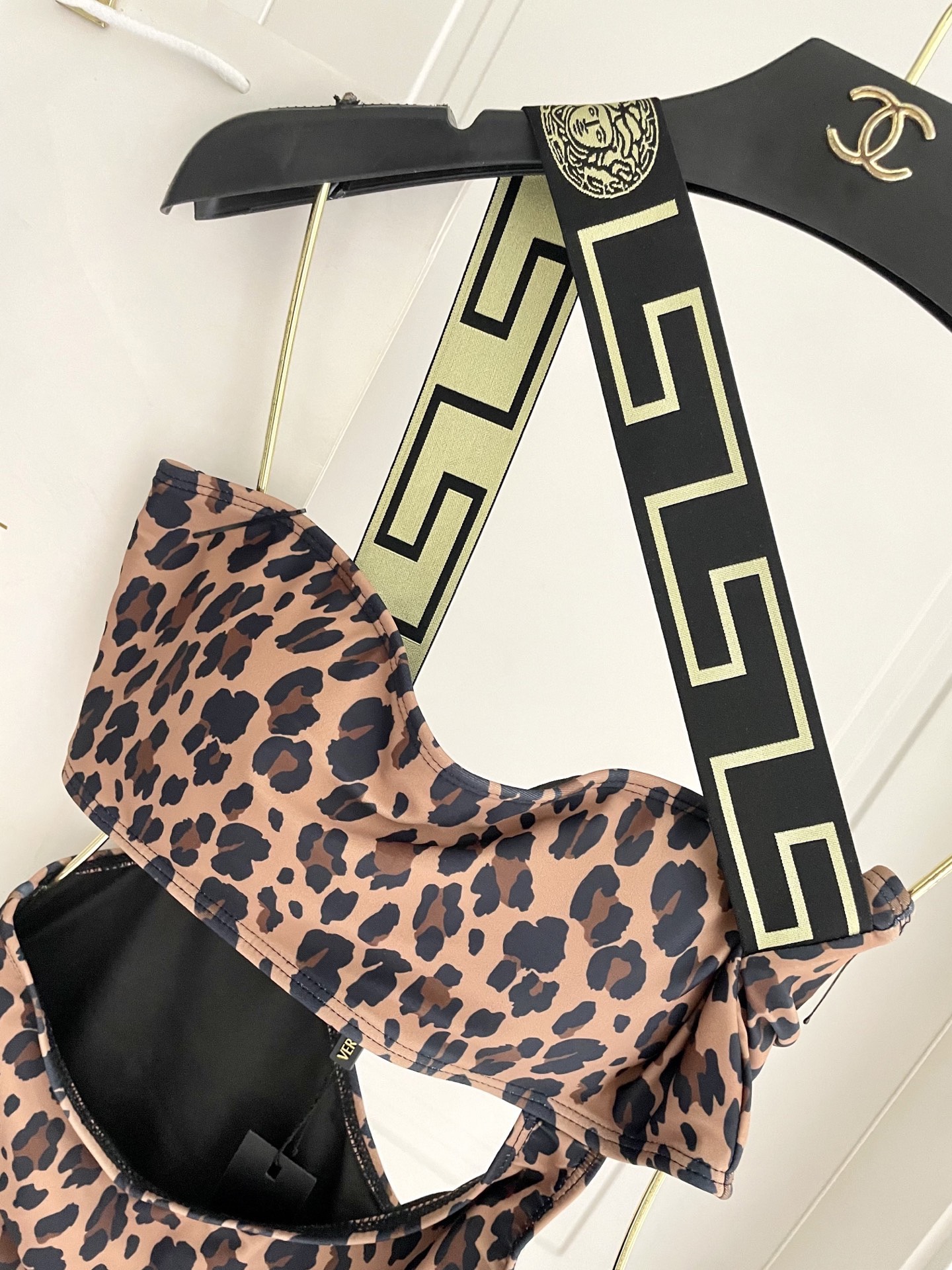 范思哲新款连体泳衣😍🥰适合多种场景的游泳衣🏊‍♀️海边 游泳池 温泉 水上乐园 漂流都可以😌内搭也完全可