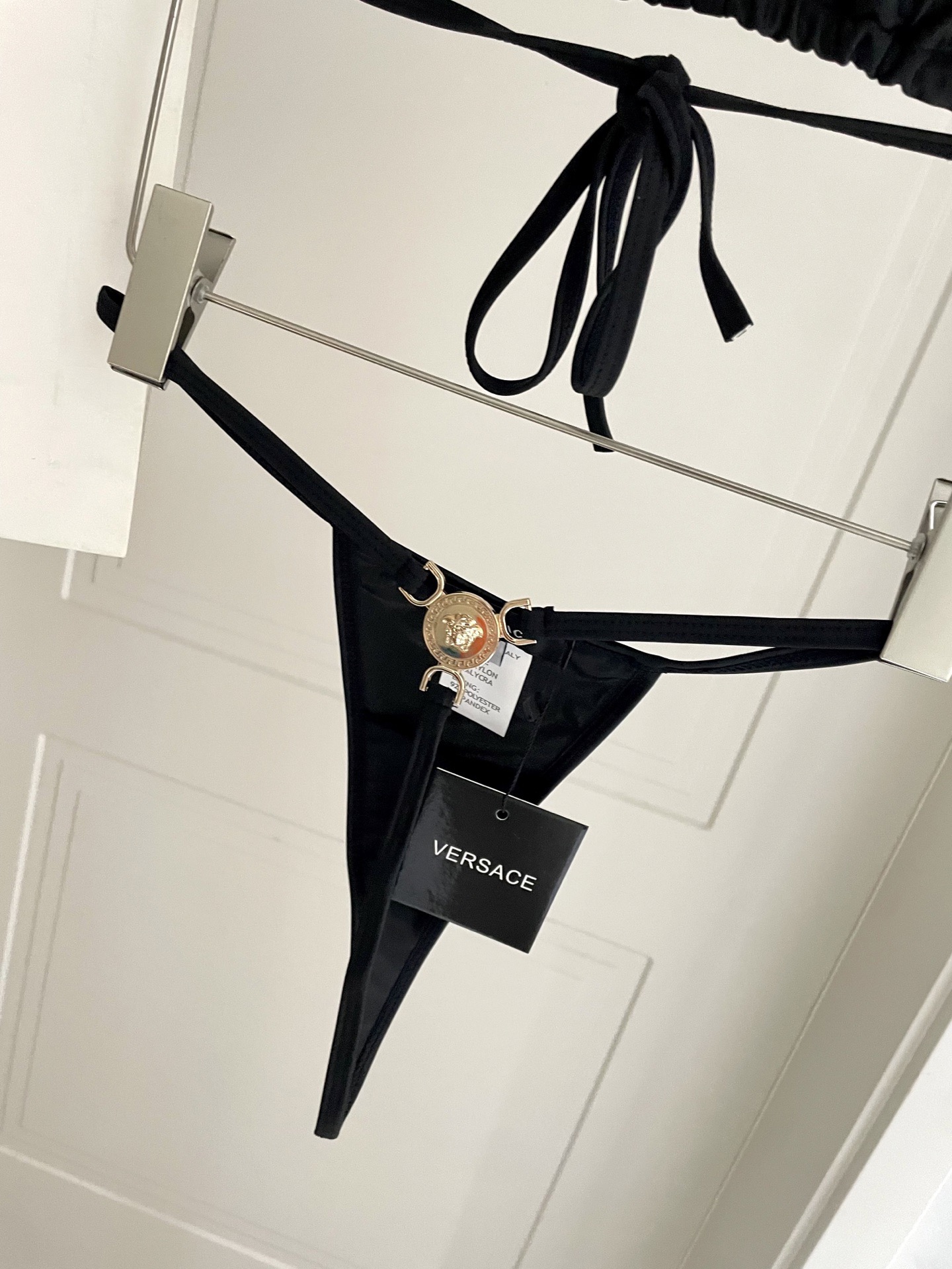 范思哲分体泳衣 比基尼👙丁字裤 🛒🆕 🆕🆕夏天🧊快到啦，这件泳衣太绝了，上身超A，又纯又欲🛍非常高级，泳