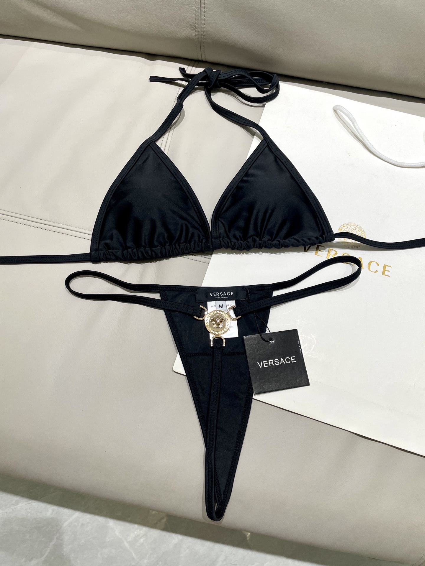 范思哲分体泳衣 比基尼👙丁字裤 🛒🆕 🆕🆕夏天🧊快到啦，这件泳衣太绝了，上身超A，又纯又欲🛍非常高级，泳