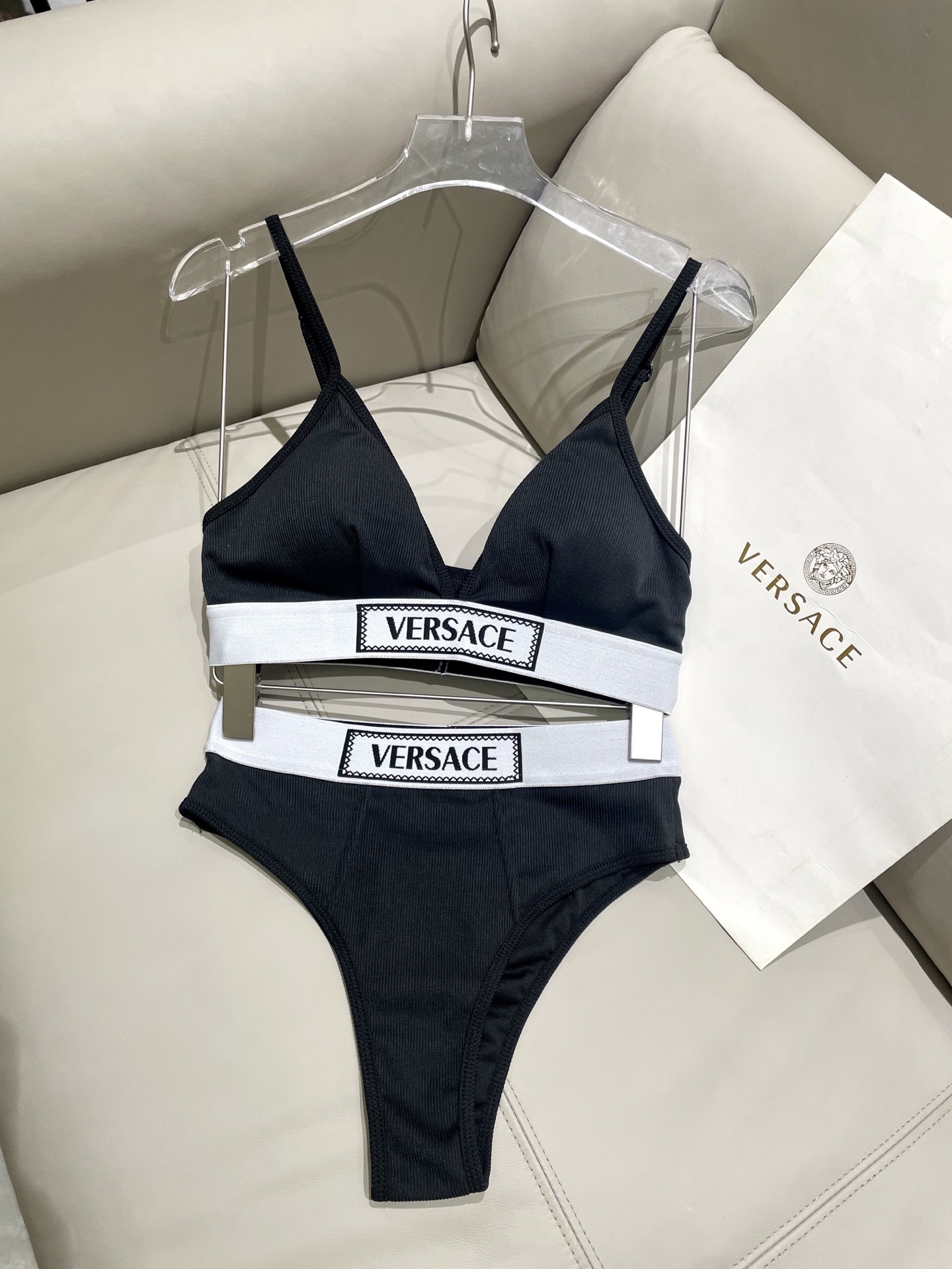 范思哲新款连体泳衣😍🥰适合多种场景的游泳衣🏊‍♀️海边 游泳池 温泉 水上乐园 漂流都可以😌内搭也完全可