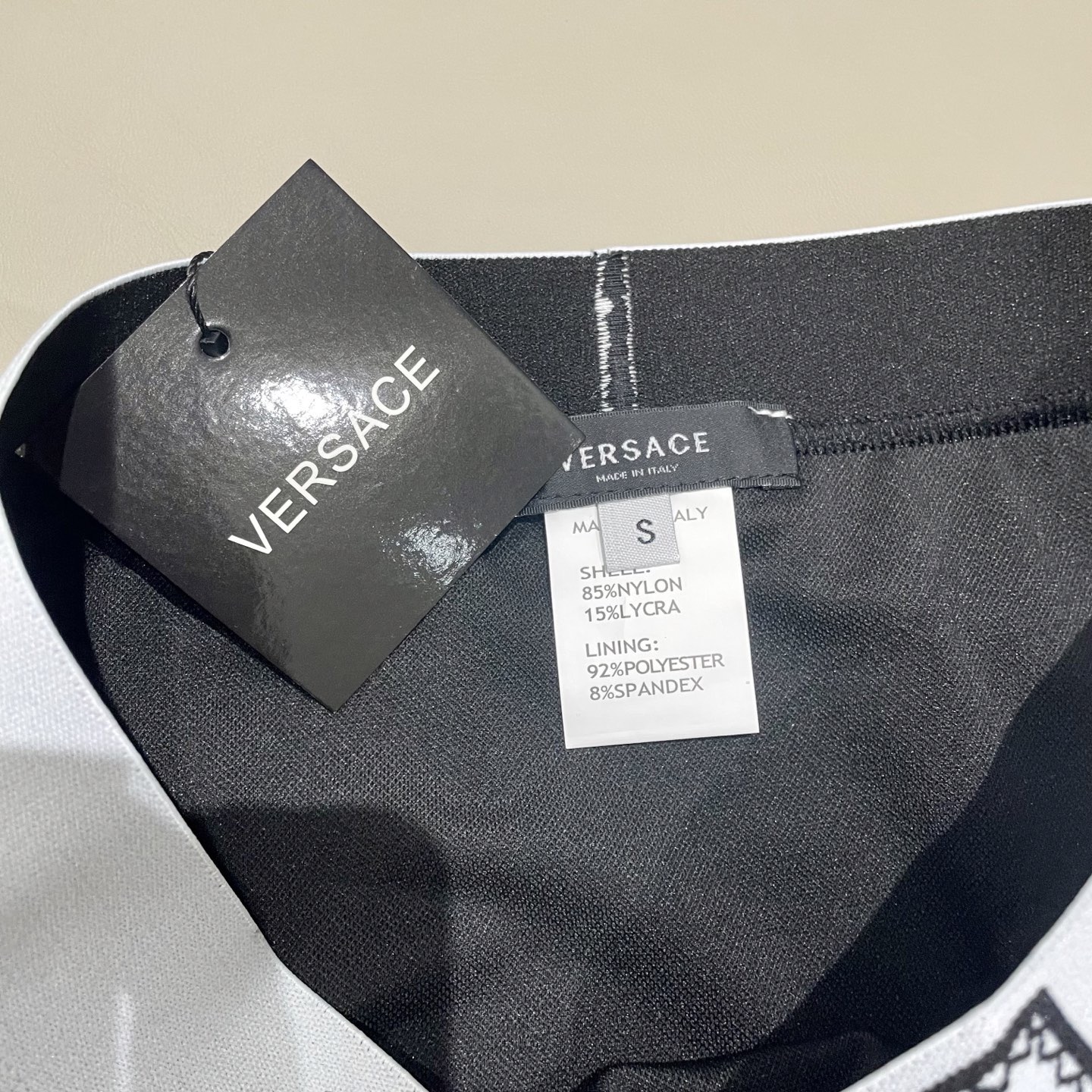 范思哲新款连体泳衣😍🥰适合多种场景的游泳衣🏊‍♀️海边 游泳池 温泉 水上乐园 漂流都可以😌内搭也完全可