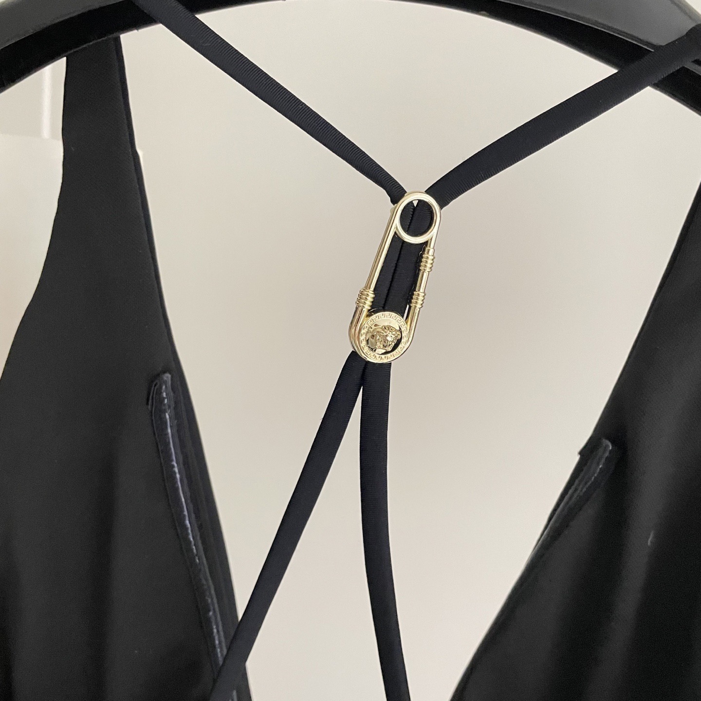 范思哲新款连体泳衣😍🥰适合多种场景的游泳衣🏊‍♀️海边 游泳池 温泉 水上乐园 漂流都可以😌内搭也完全可