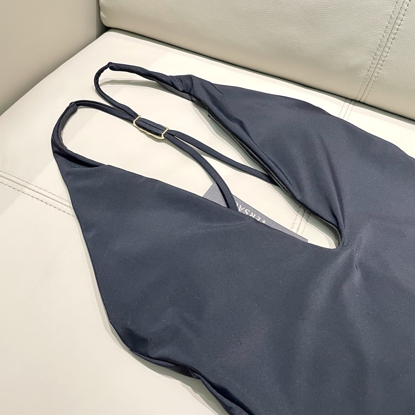 范思哲新款连体泳衣😍🥰适合多种场景的游泳衣🏊‍♀️海边 游泳池 温泉 水上乐园 漂流都可以😌内搭也完全可