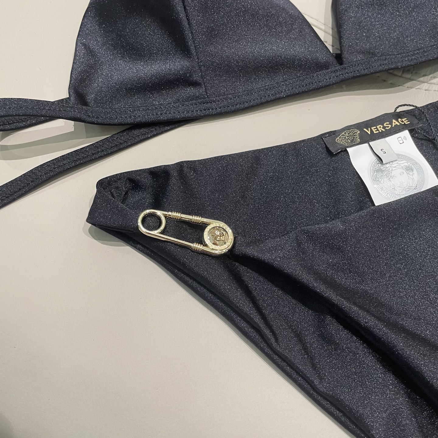 范思哲新款连体泳衣😍🥰适合多种场景的游泳衣🏊‍♀️海边 游泳池 温泉 水上乐园 漂流都可以😌内搭也完全可