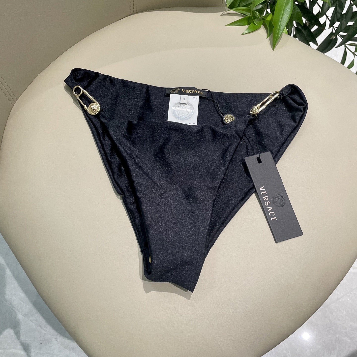 范思哲新款连体泳衣😍🥰适合多种场景的游泳衣🏊‍♀️海边 游泳池 温泉 水上乐园 漂流都可以😌内搭也完全可