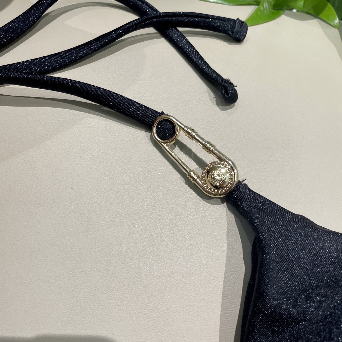 范思哲新款连体泳衣😍🥰适合多种场景的游泳衣🏊‍♀️海边 游泳池 温泉 水上乐园 漂流都可以😌内搭也完全可