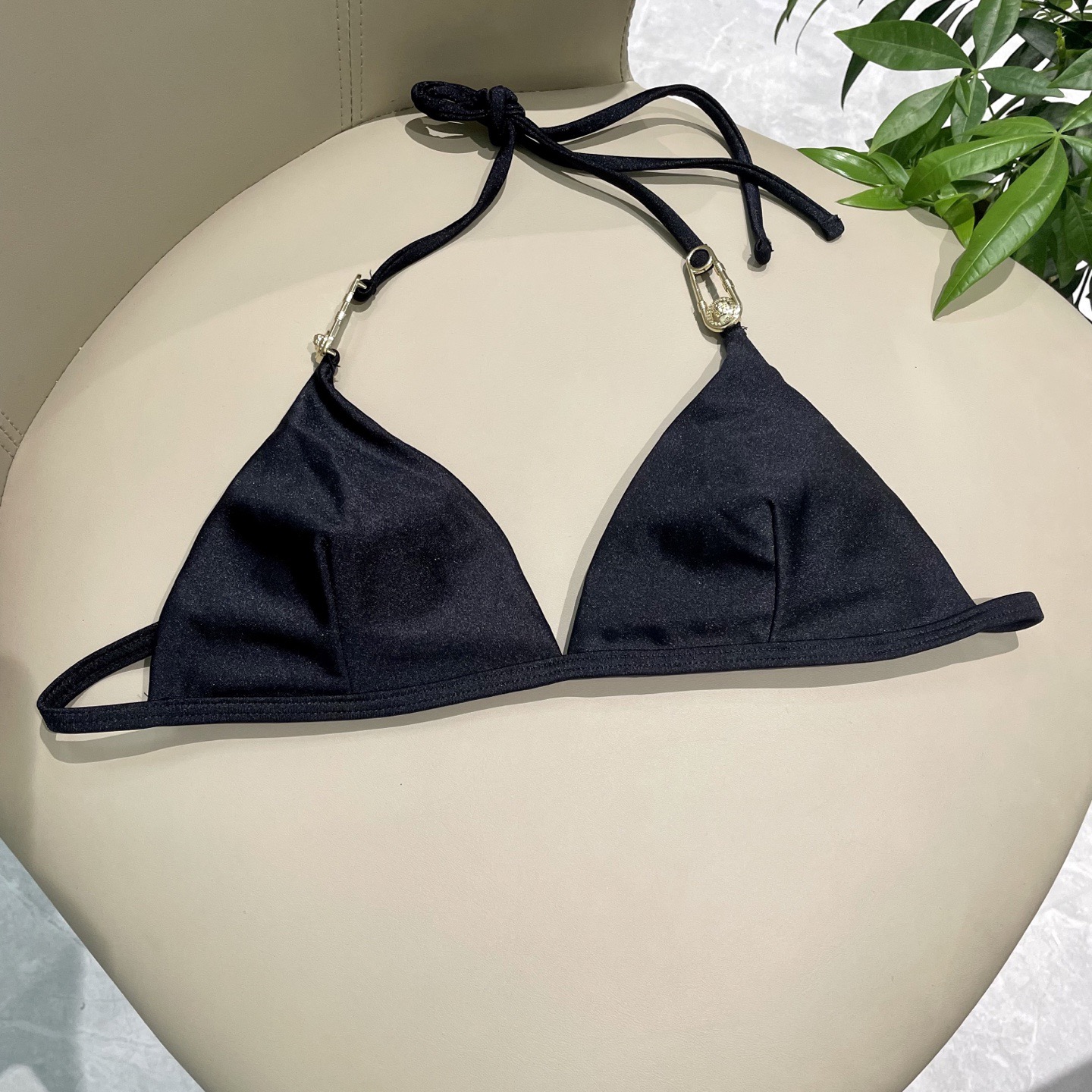 范思哲新款连体泳衣😍🥰适合多种场景的游泳衣🏊‍♀️海边 游泳池 温泉 水上乐园 漂流都可以😌内搭也完全可