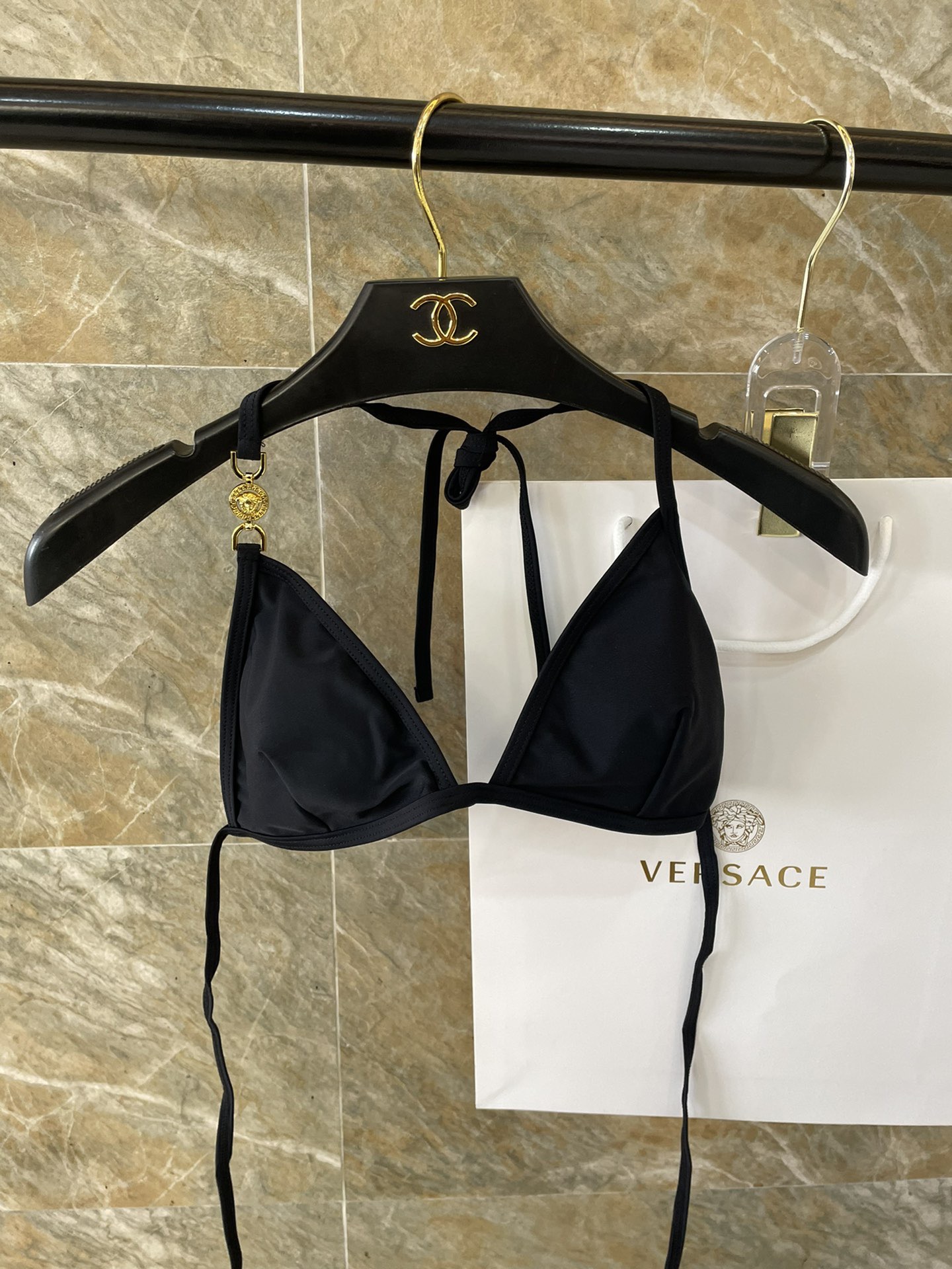 范思哲新款连体泳衣😍🥰适合多种场景的游泳衣🏊‍♀️海边 游泳池 温泉 水上乐园 漂流都可以😌内搭也完全可