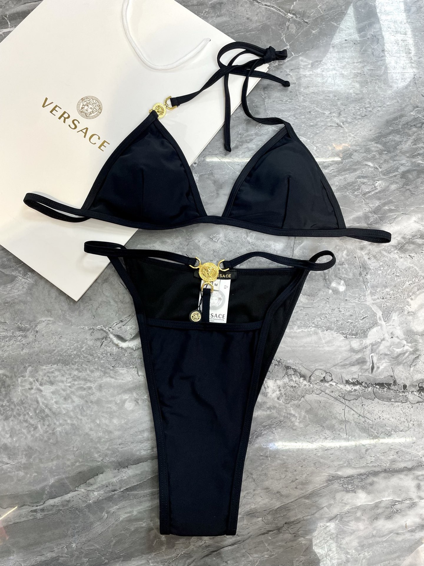 范思哲新款连体泳衣😍🥰适合多种场景的游泳衣🏊‍♀️海边 游泳池 温泉 水上乐园 漂流都可以😌内搭也完全可