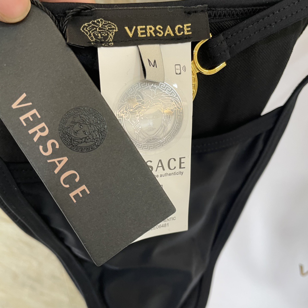 范思哲新款连体泳衣😍🥰适合多种场景的游泳衣🏊‍♀️海边 游泳池 温泉 水上乐园 漂流都可以😌内搭也完全可