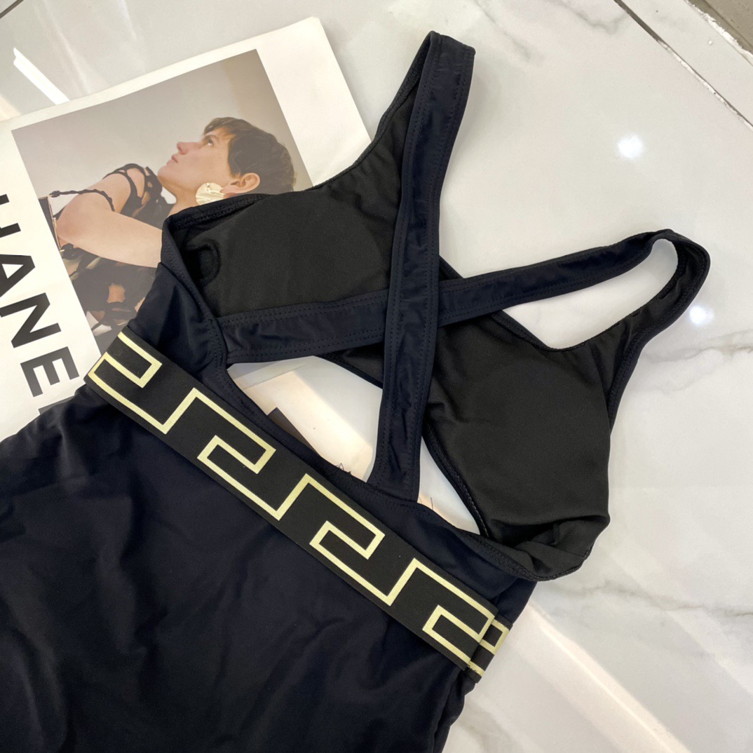 范思哲新款连体泳衣😍🥰适合多种场景的游泳衣🏊‍♀️海边 游泳池 温泉 水上乐园 漂流都可以😌内搭也完全可