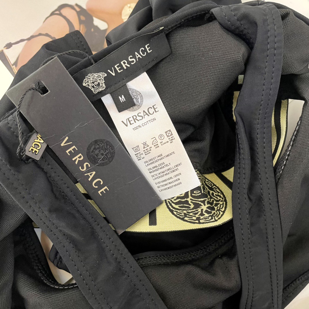 范思哲新款连体泳衣😍🥰适合多种场景的游泳衣🏊‍♀️海边 游泳池 温泉 水上乐园 漂流都可以😌内搭也完全可