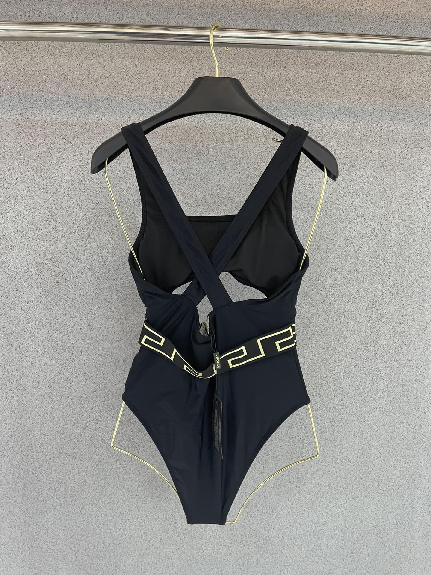 范思哲新款连体泳衣😍🥰适合多种场景的游泳衣🏊‍♀️海边 游泳池 温泉 水上乐园 漂流都可以😌内搭也完全可