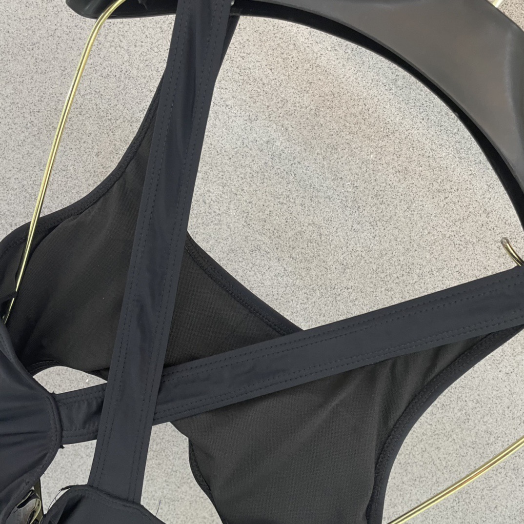 范思哲新款连体泳衣😍🥰适合多种场景的游泳衣🏊‍♀️海边 游泳池 温泉 水上乐园 漂流都可以😌内搭也完全可