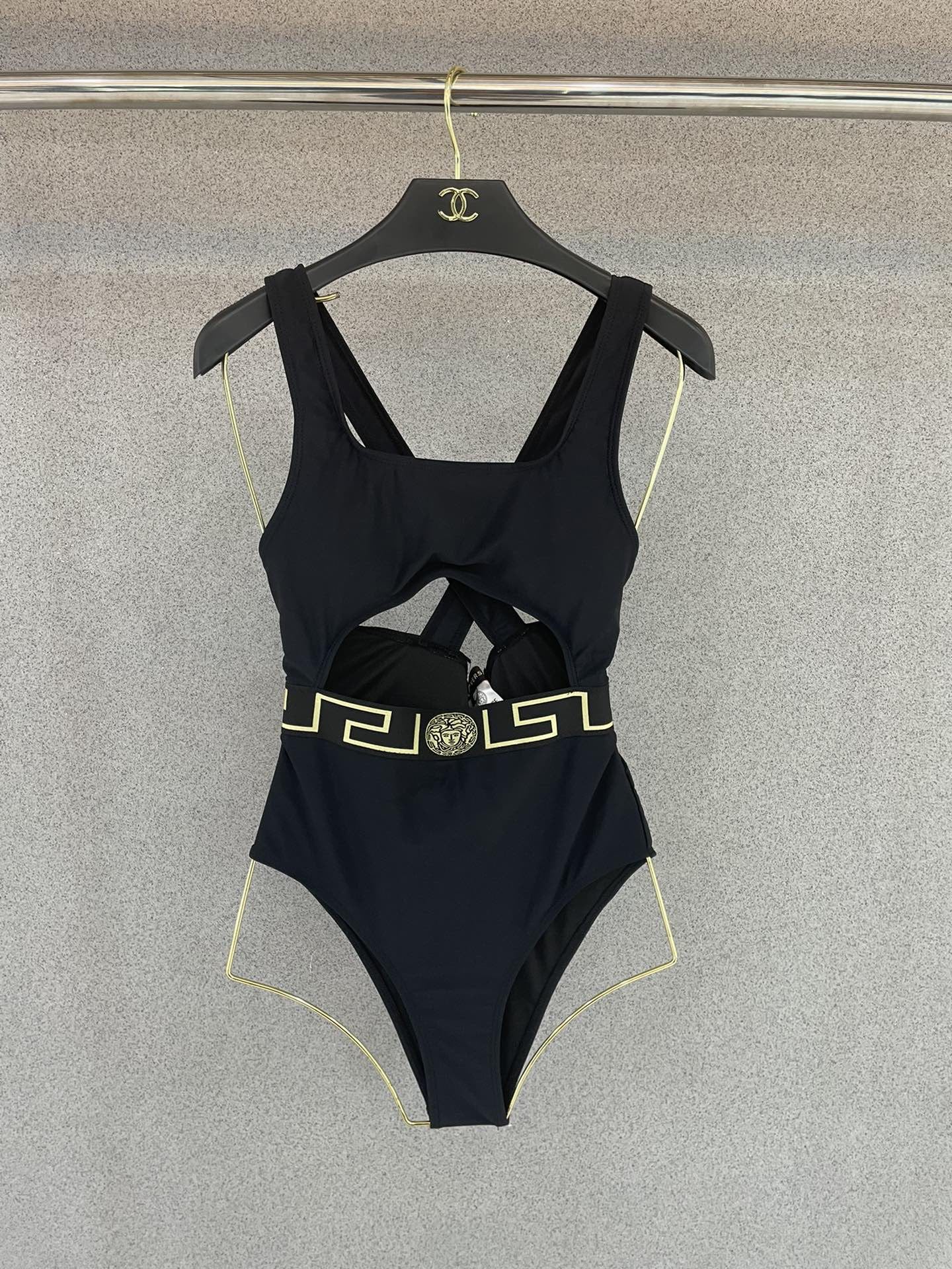 范思哲新款连体泳衣😍🥰适合多种场景的游泳衣🏊‍♀️海边 游泳池 温泉 水上乐园 漂流都可以😌内搭也完全可