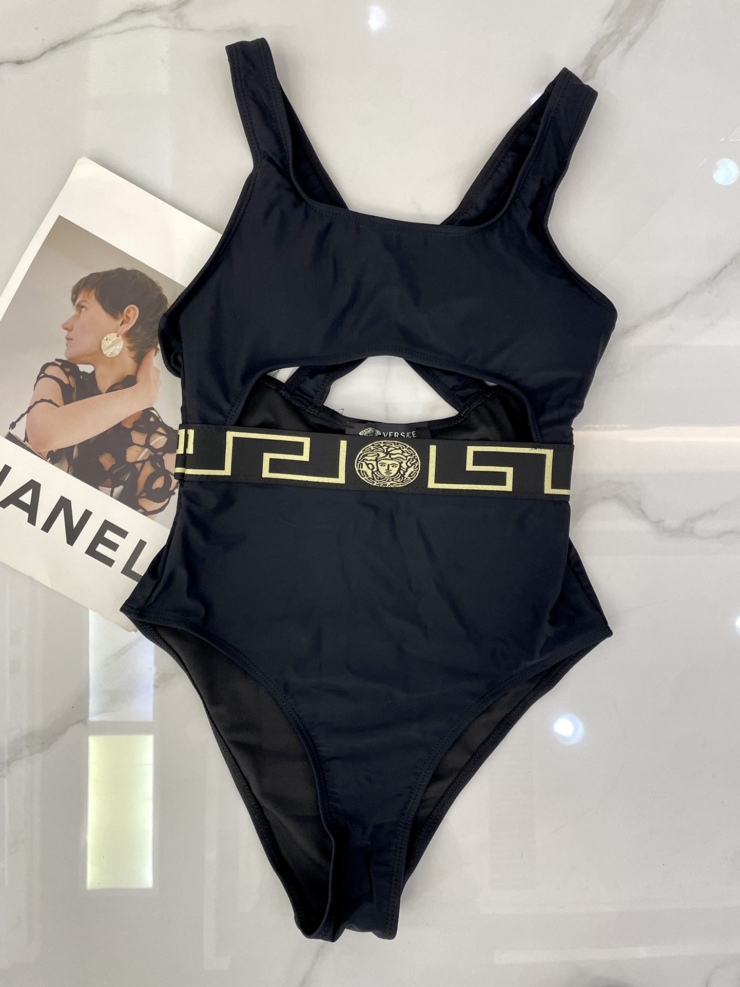 范思哲新款连体泳衣😍🥰适合多种场景的游泳衣🏊‍♀️海边 游泳池 温泉 水上乐园 漂流都可以😌内搭也完全可