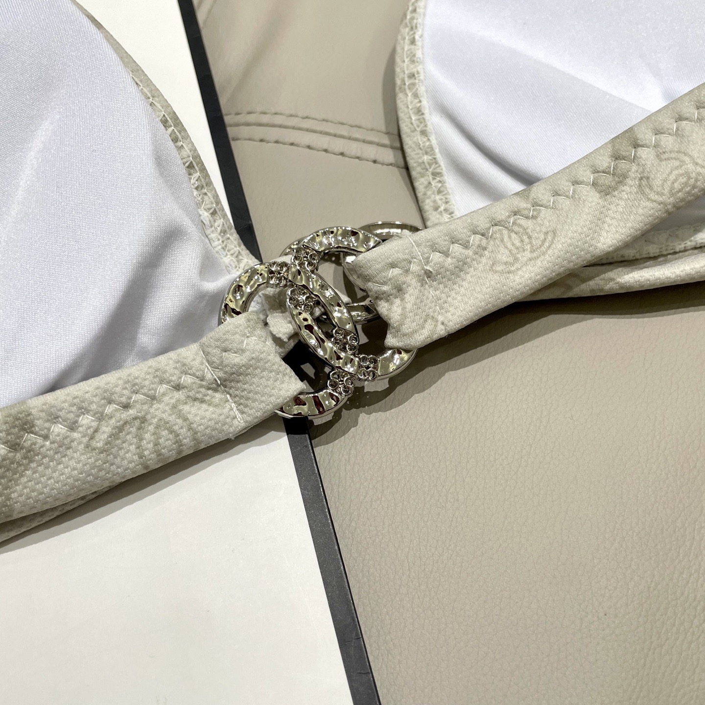 香奈儿新款连体泳衣😍🥰适合多种场景的游泳衣🏊‍♀️海边 游泳池 温泉 水上乐园 漂流都可以😌内搭也完全可