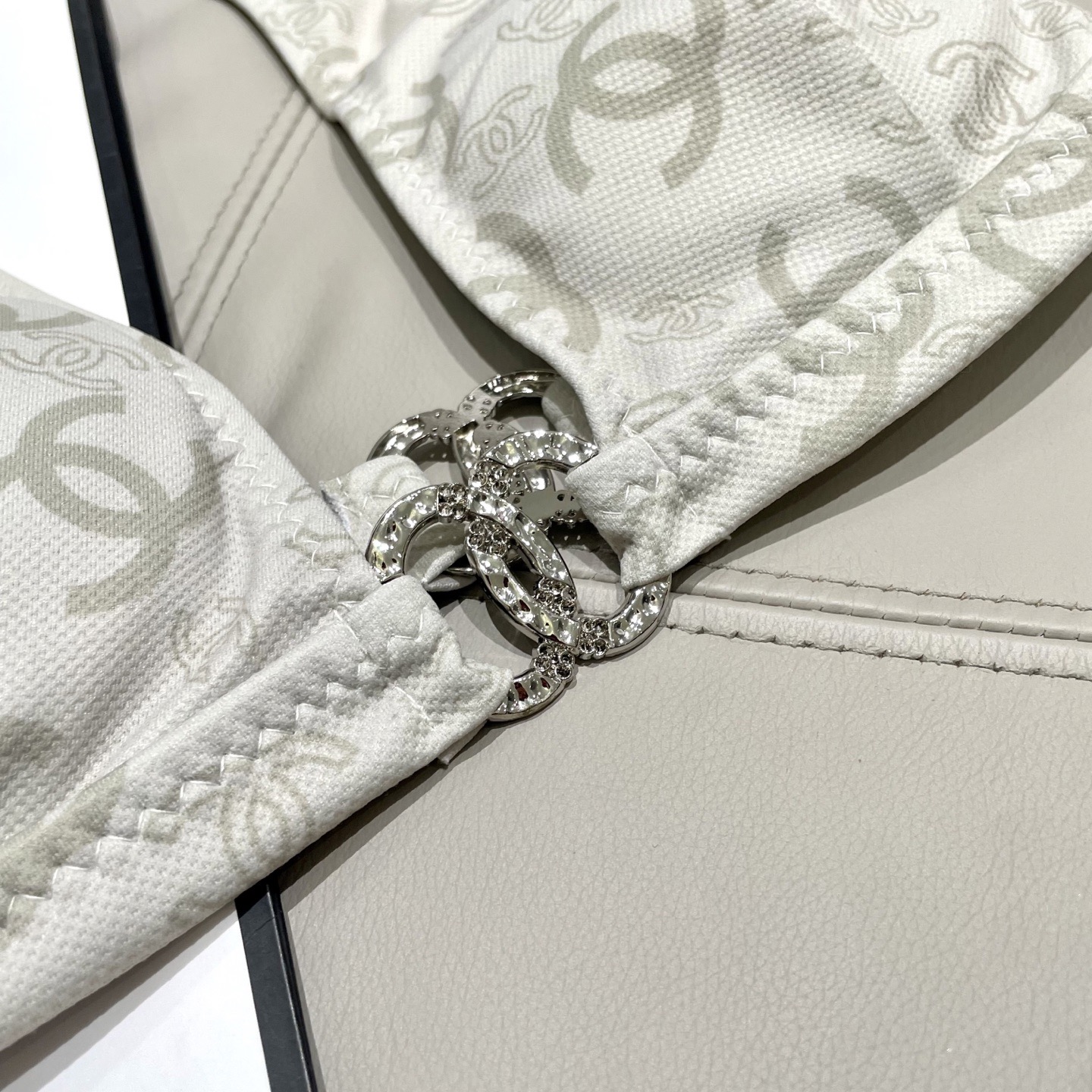 香奈儿新款连体泳衣😍🥰适合多种场景的游泳衣🏊‍♀️海边 游泳池 温泉 水上乐园 漂流都可以😌内搭也完全可