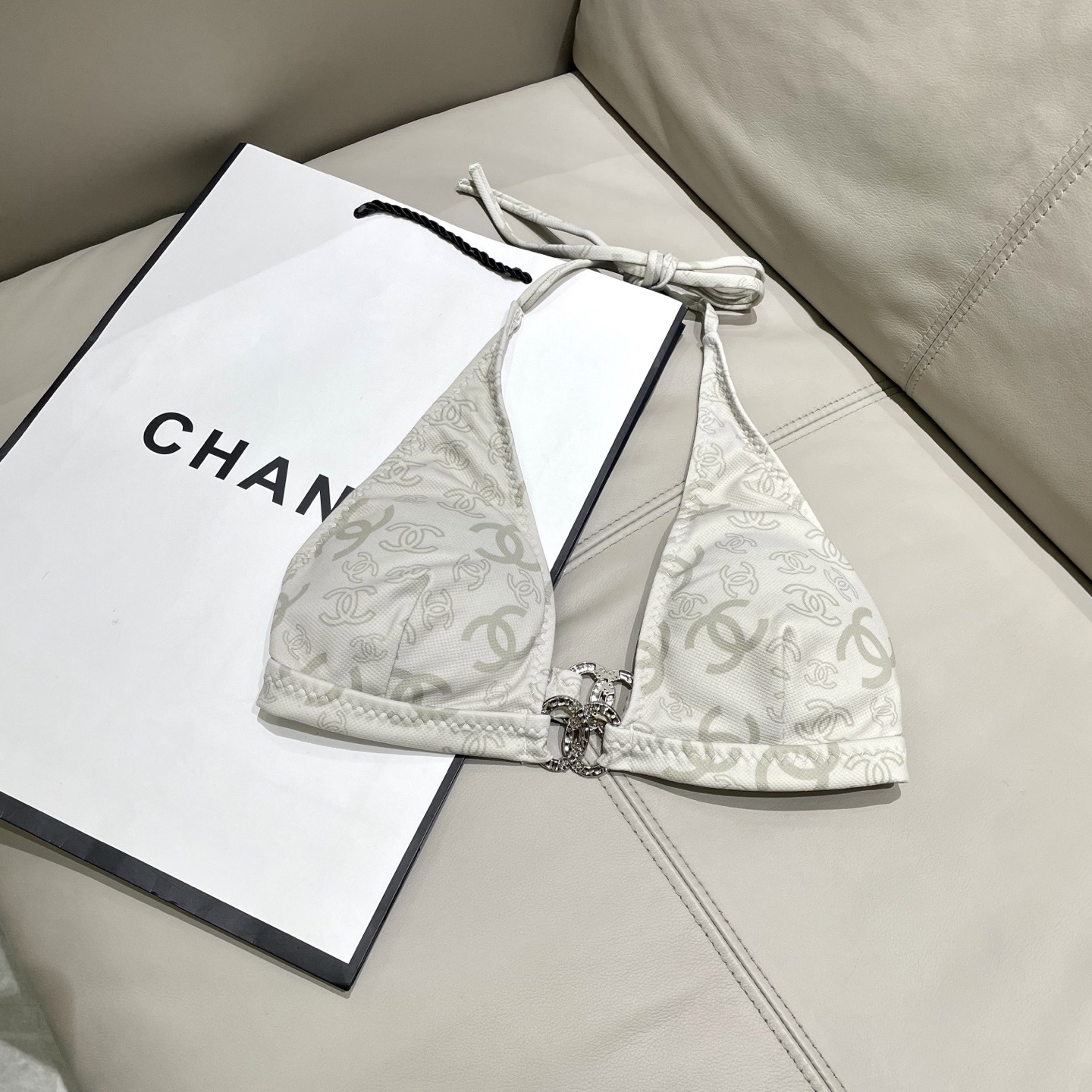 香奈儿新款连体泳衣😍🥰适合多种场景的游泳衣🏊‍♀️海边 游泳池 温泉 水上乐园 漂流都可以😌内搭也完全可