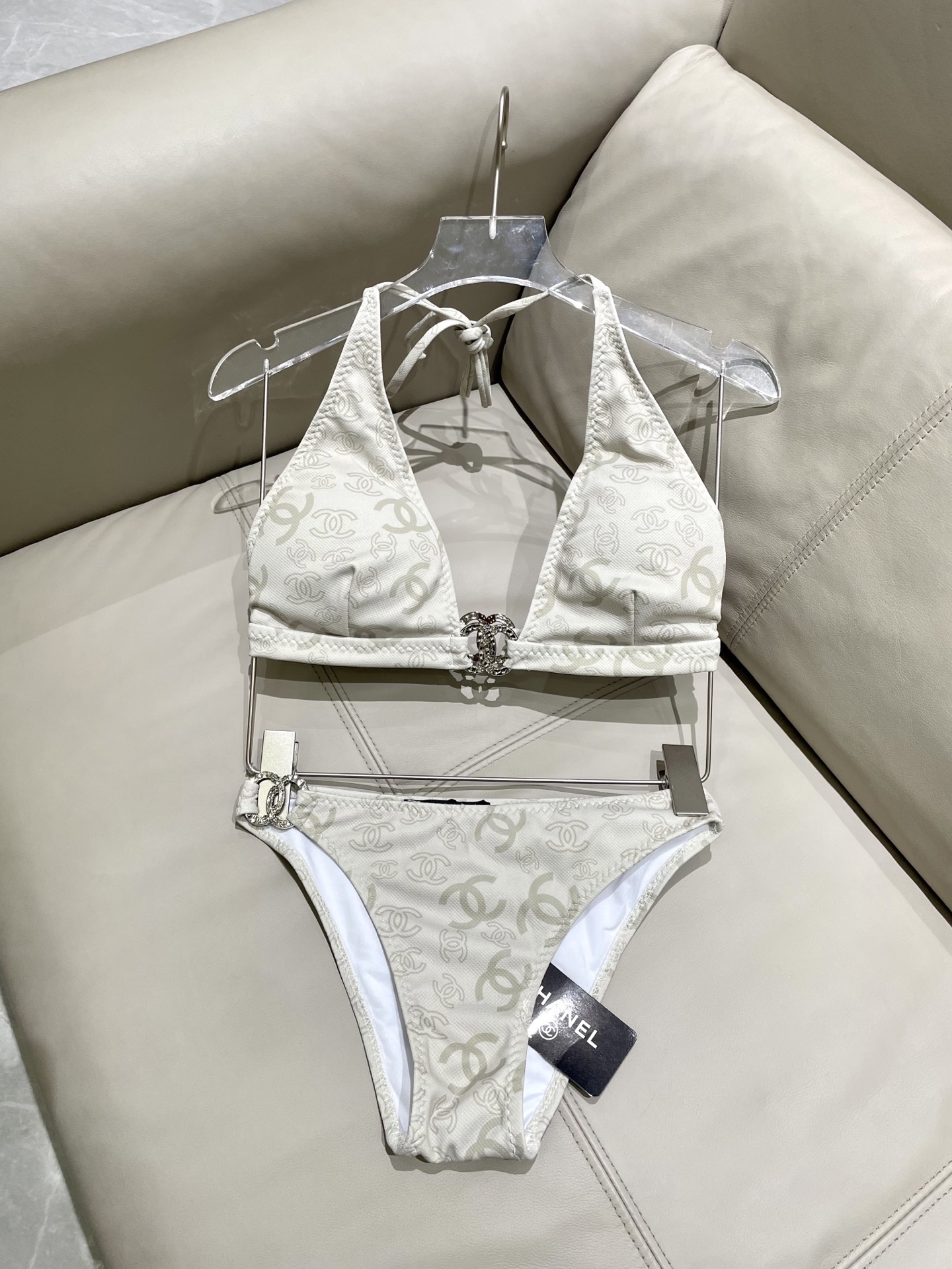 香奈儿新款连体泳衣😍🥰适合多种场景的游泳衣🏊‍♀️海边 游泳池 温泉 水上乐园 漂流都可以😌内搭也完全可